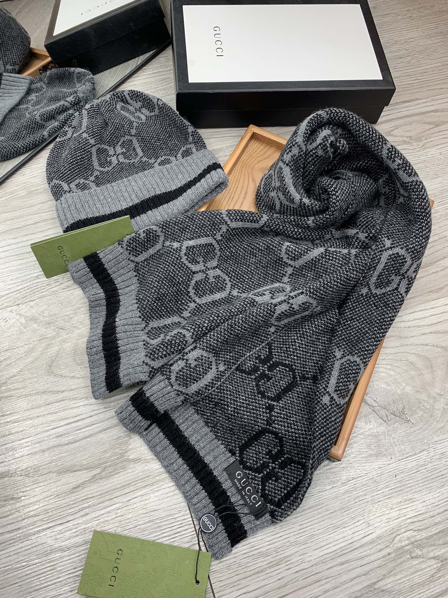 🌹。G家。【羊毛套装帽子】经典套装帽子！帽子➕围巾！材质：70%羊毛➕30%兔毛。暖暖哒超级舒服～冬日小姐姐减龄神器哦～