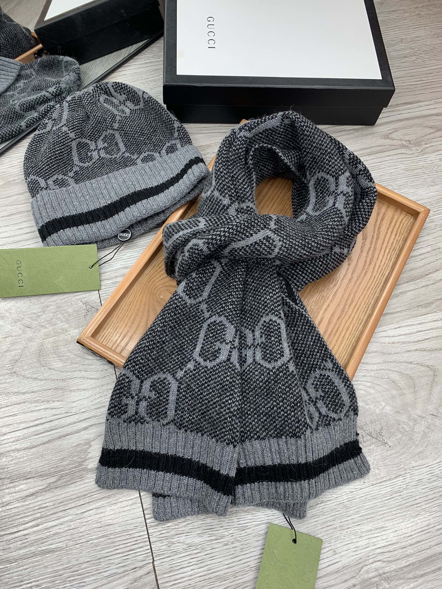 🌹。G家。【羊毛套装帽子】经典套装帽子！帽子➕围巾！材质：70%羊毛➕30%兔毛。暖暖哒超级舒服～冬日小姐姐减龄神器哦～