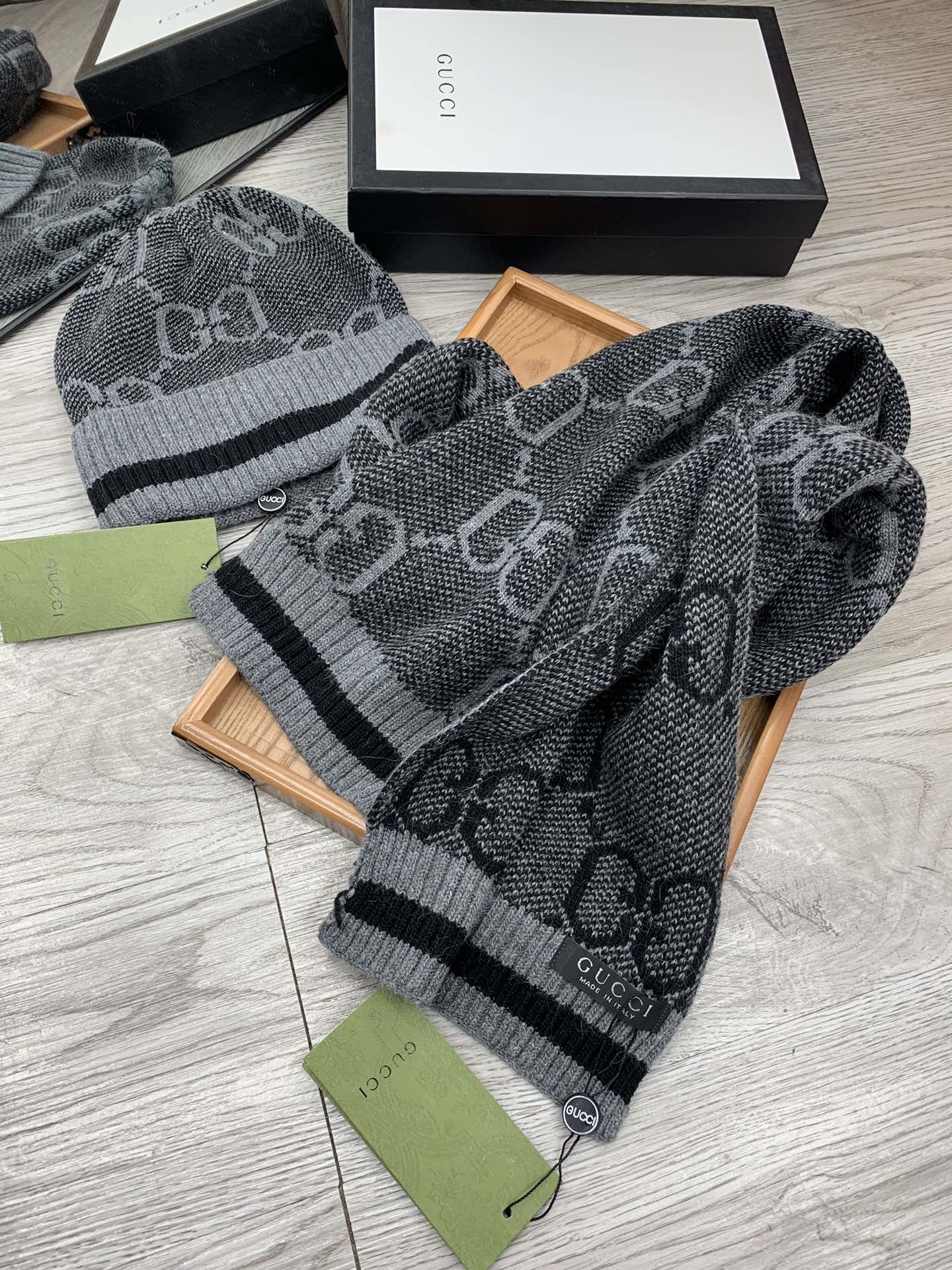 🌹。G家。【羊毛套装帽子】经典套装帽子！帽子➕围巾！材质：70%羊毛➕30%兔毛。暖暖哒超级舒服～冬日小姐姐减龄神器哦～