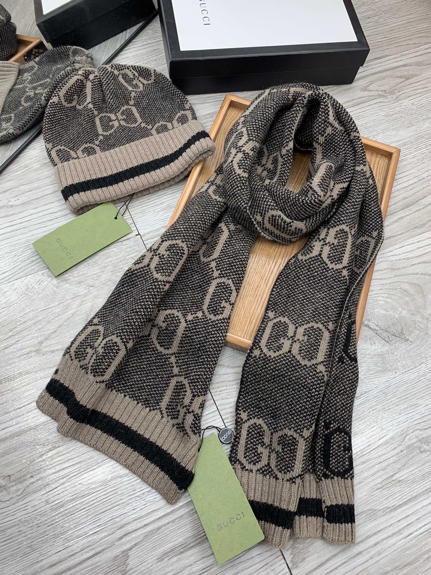 🌹。G家。【羊毛套装帽子】经典套装帽子！帽子➕围巾！材质：70%羊毛➕30%兔毛。暖暖哒超级舒服～冬日小姐姐减龄神器哦～
