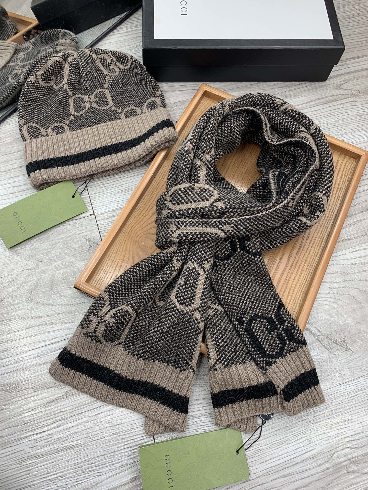 🌹。G家。【羊毛套装帽子】经典套装帽子！帽子➕围巾！材质：70%羊毛➕30%兔毛。暖暖哒超级舒服～冬日小姐姐减龄神器哦～
