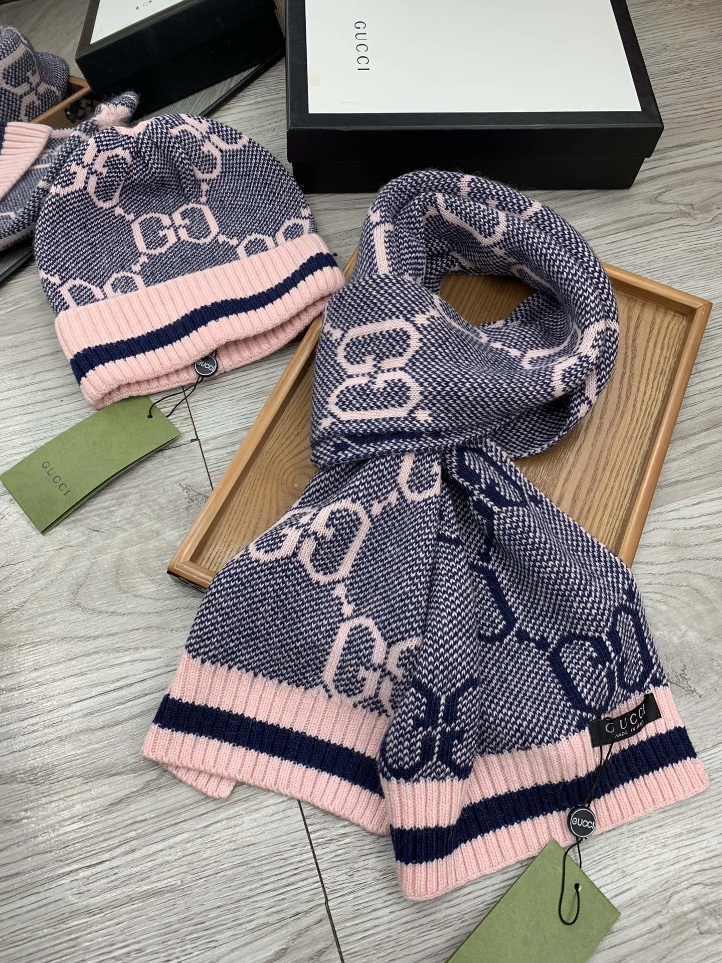 🌹。G家。【羊毛套装帽子】经典套装帽子！帽子➕围巾！材质：70%羊毛➕30%兔毛。暖暖哒超级舒服～冬日小姐姐减龄神器哦～