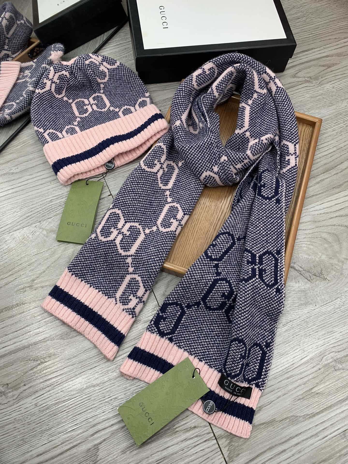 🌹。G家。【羊毛套装帽子】经典套装帽子！帽子➕围巾！材质：70%羊毛➕30%兔毛。暖暖哒超级舒服～冬日小姐姐减龄神器哦～