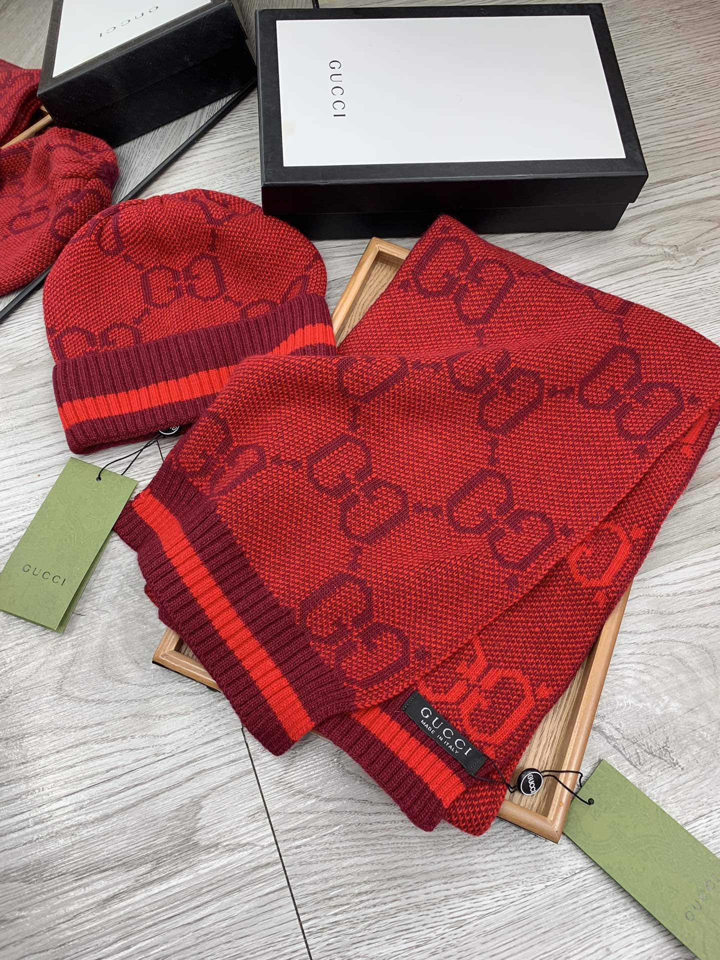 🌹。G家。【羊毛套装帽子】经典套装帽子！帽子➕围巾！材质：70%羊毛➕30%兔毛。暖暖哒超级舒服～冬日小姐姐减龄神器哦～