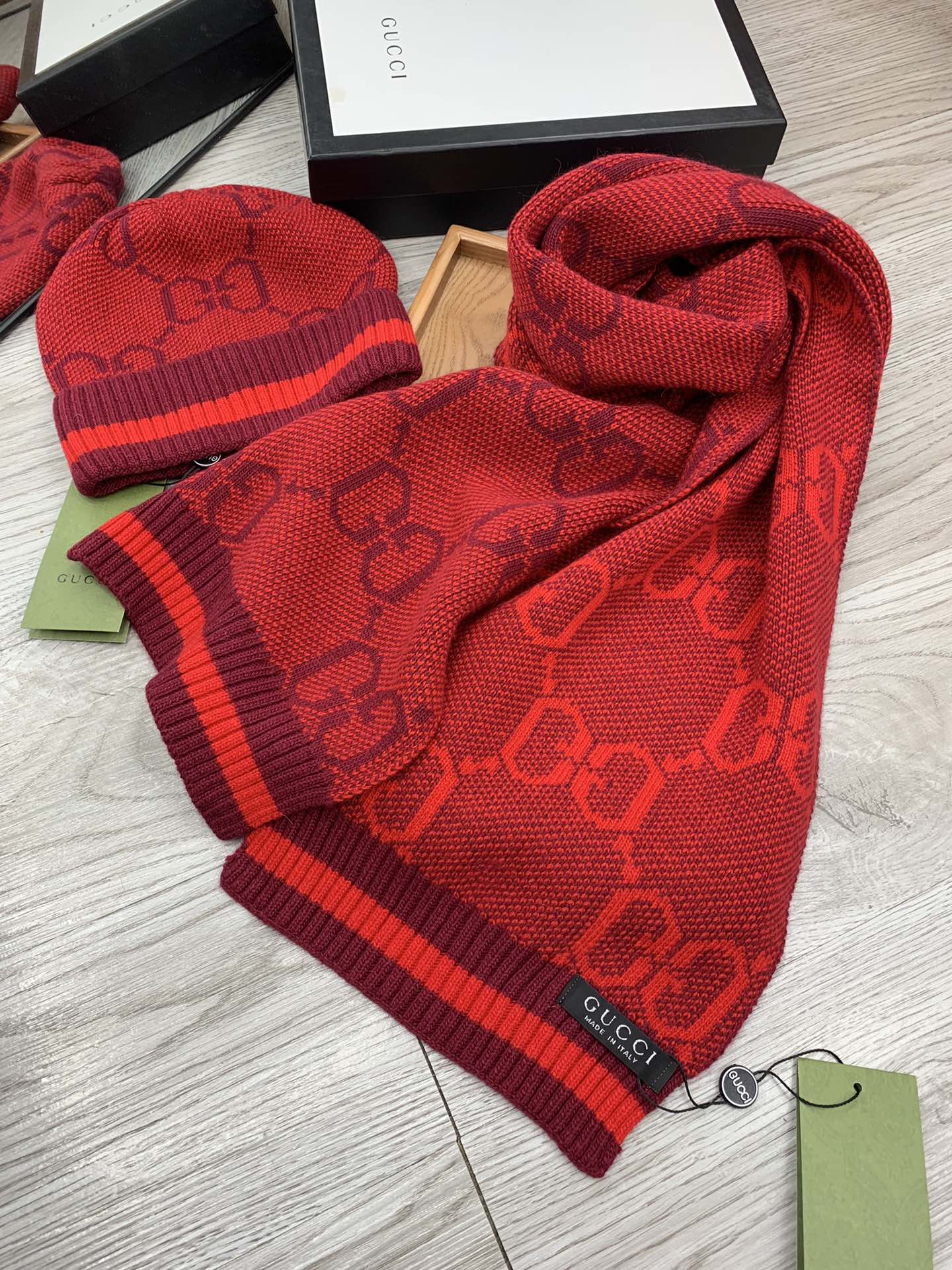 🌹。G家。【羊毛套装帽子】经典套装帽子！帽子➕围巾！材质：70%羊毛➕30%兔毛。暖暖哒超级舒服～冬日小姐姐减龄神器哦～