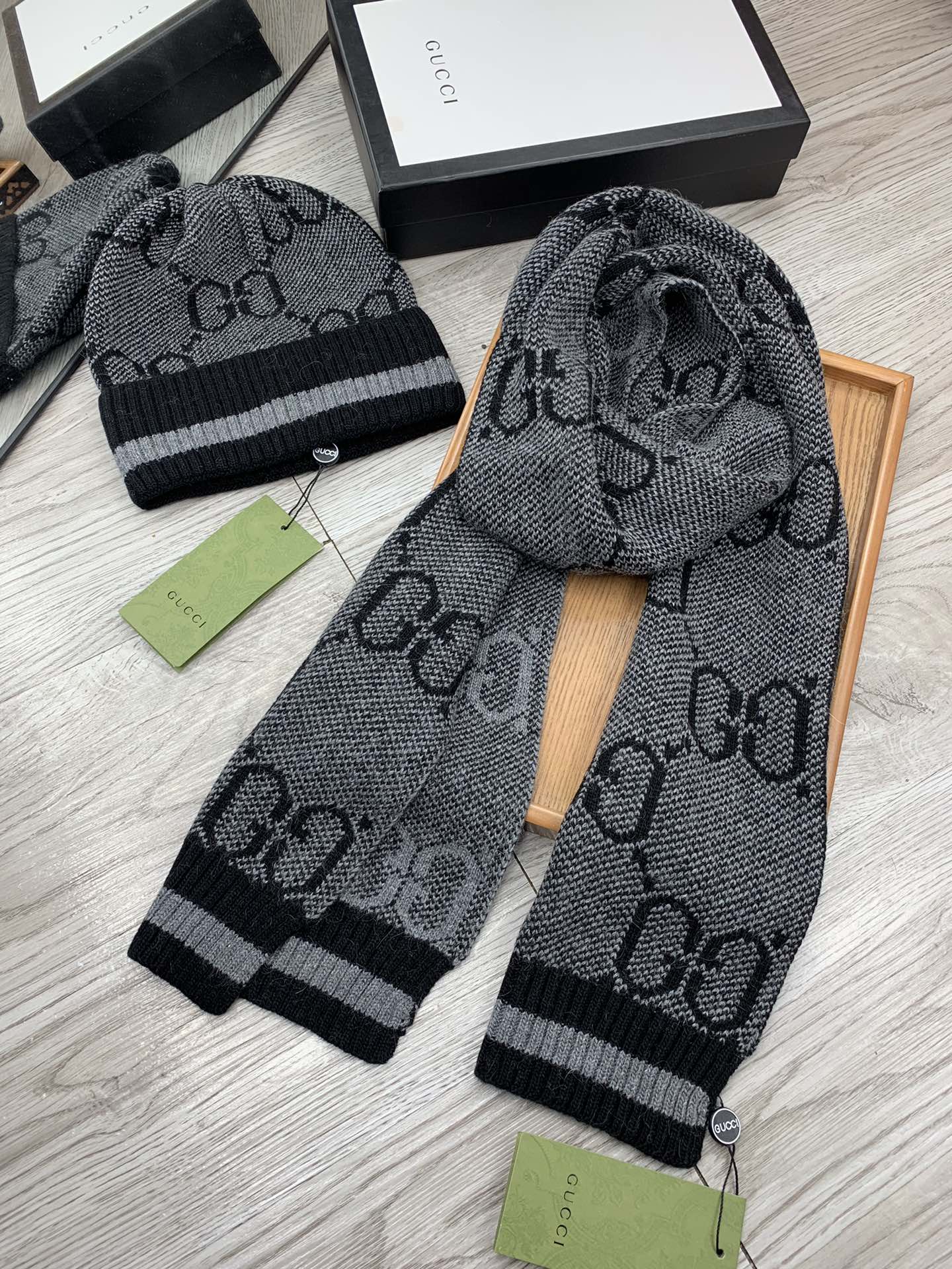 🌹。G家。【羊毛套装帽子】经典套装帽子！帽子➕围巾！材质：70%羊毛➕30%兔毛。暖暖哒超级舒服～冬日小姐姐减龄神器哦～