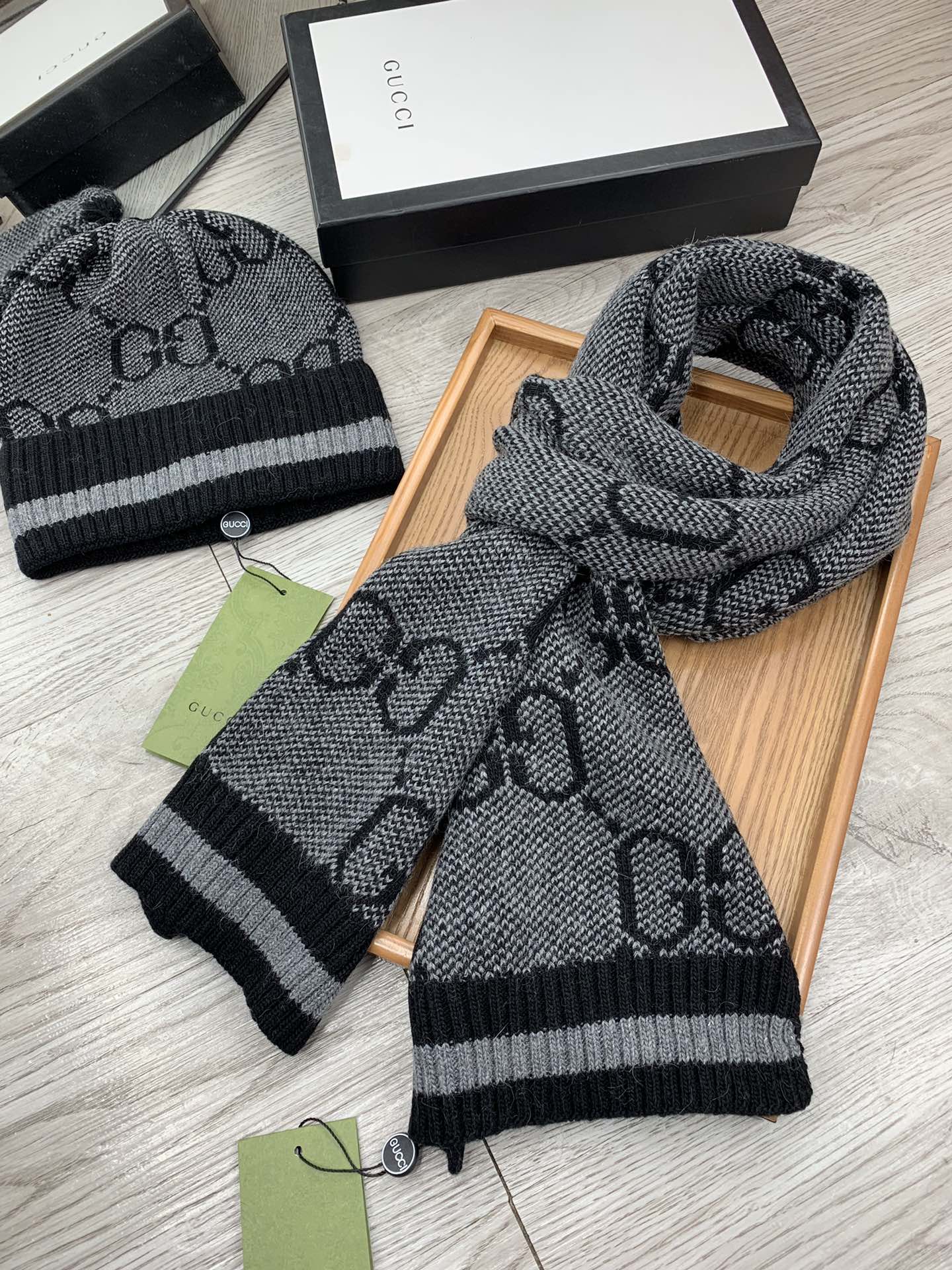 🌹。G家。【羊毛套装帽子】经典套装帽子！帽子➕围巾！材质：70%羊毛➕30%兔毛。暖暖哒超级舒服～冬日小姐姐减龄神器哦～
