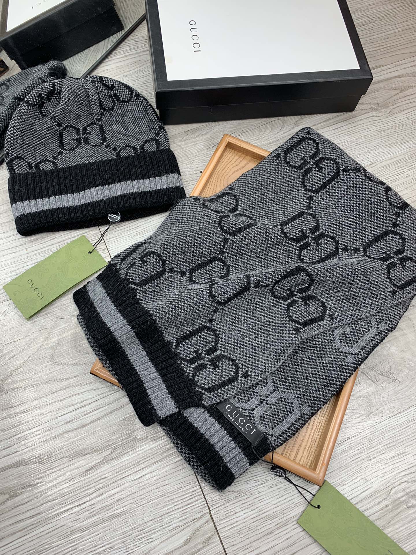 🌹。G家。【羊毛套装帽子】经典套装帽子！帽子➕围巾！材质：70%羊毛➕30%兔毛。暖暖哒超级舒服～冬日小姐姐减龄神器哦～