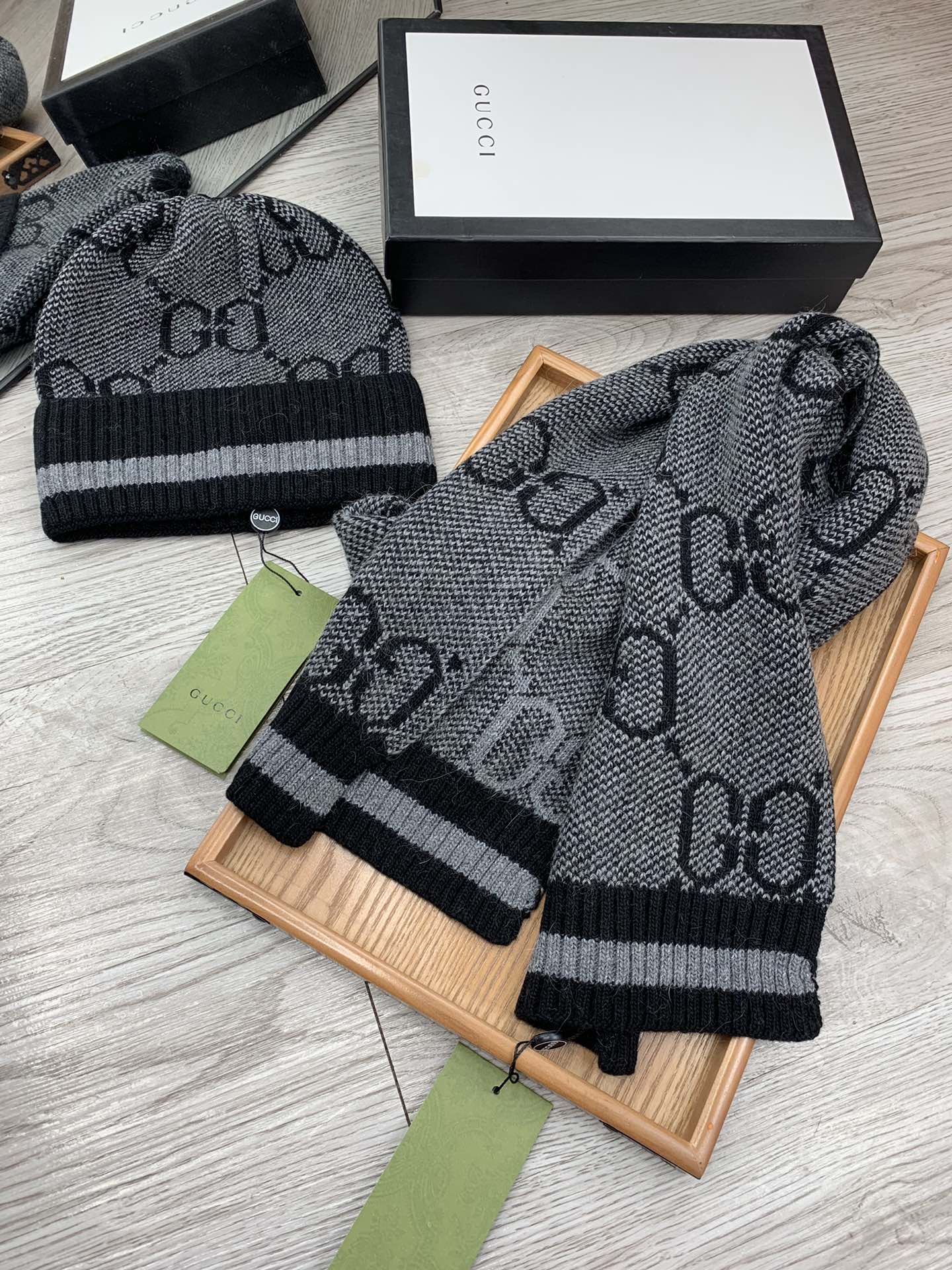 🌹。G家。【羊毛套装帽子】经典套装帽子！帽子➕围巾！材质：70%羊毛➕30%兔毛。暖暖哒超级舒服～冬日小姐姐减龄神器哦～