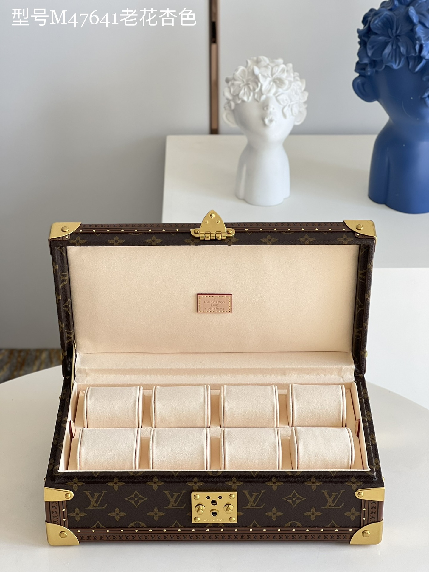 NO:270062,【Old Flower Apricot Color】This 8-piece watch box is made of classic Monogram canvas. It can be easily stored from the safe to suitcase and comes with a removable tray to hide valuables. size: 34x13x18cm,19860909【老花杏色】这款8表装手表盒以经典的Monogram帆布制成.它可便利地从保险箱存放到手提箱中,并配有一个可拆卸盘用于隐藏贵重物品. size:34x13x18cm,,luggage