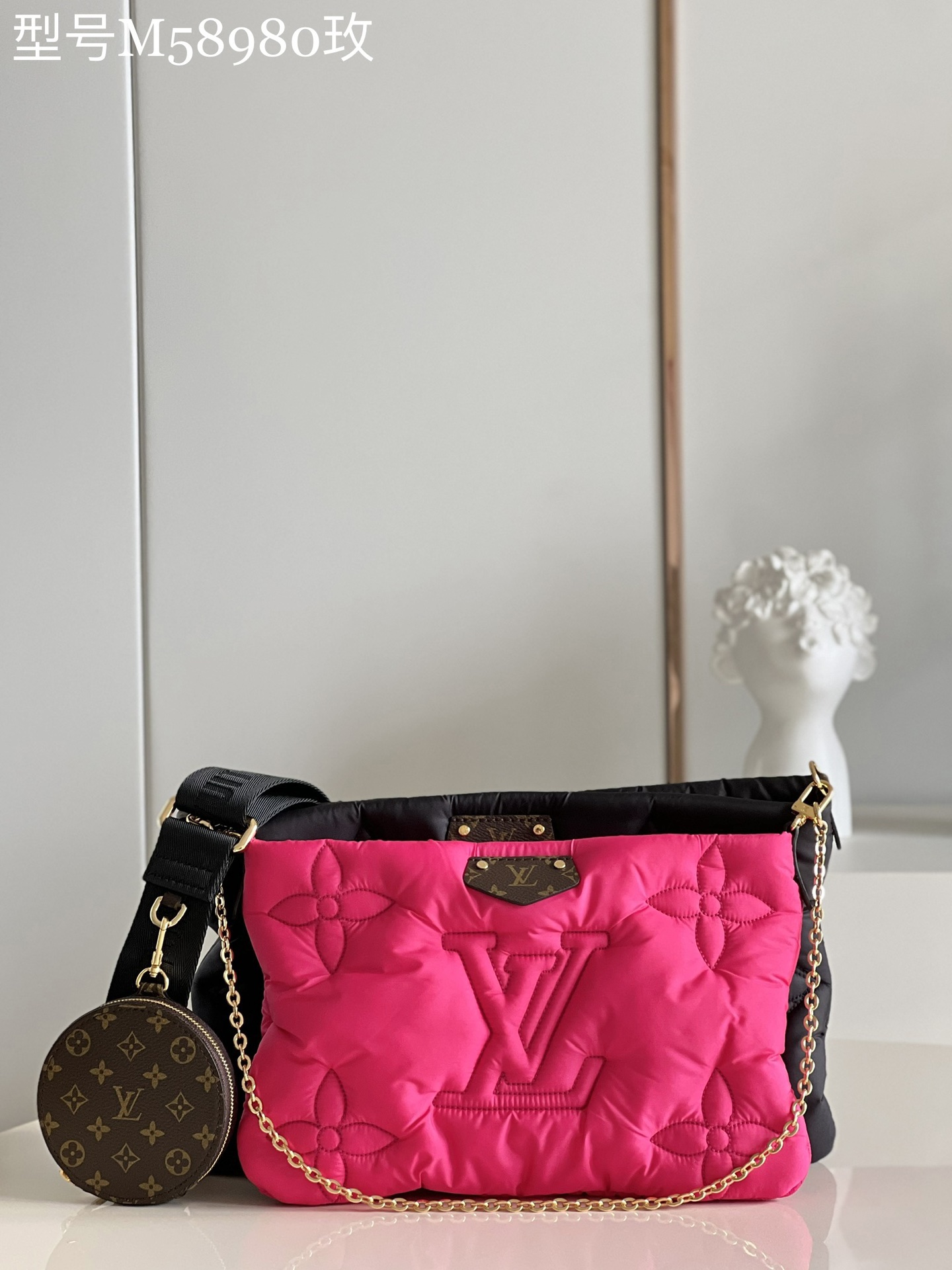 NO:398342,【Exclusive real photo M58980 rose】Maxi Multi Pochette Accessoires handbags are made of Econyl recycled nylon. Monogram embroidered outer layer creates a fluffy and upholstered texture, and are lined with Mini Monogram printed Econyl fabric. It has multiple pockets and compartments, and brings together the Pochette Accessoires clutch, Pochette Accessoires mini clutch and round coin wallet. Detailed features 34 x 21.5 x 5 cm (length x height x width) x.,LV【original leather】,louis vuitton,wallets,handbag19860909【独家实拍M58980玫】Maxi Multi Pochette Accessoires 手袋采用 Econyl 再生锦纶.以 Monogram 刺绣外层营造蓬松软垫质感,搭配 Mini Monogram 印花 Econyl 面料内衬.设有多个口袋与隔层,并将 Pochette Accessoires 手拿包、Pochette Accessoires 迷你手拿包和圆形零钱包汇聚一处. 详细特征34 x 21.5 x 5 厘米 (长度 x 高 x 宽) x.,LV【原厂皮】,louis vuitton,wallets,handbag,Bag