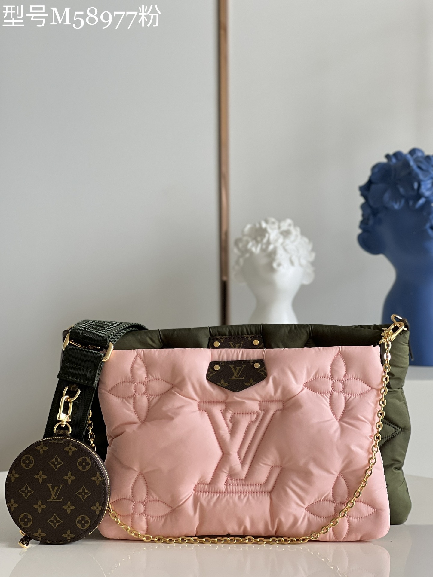 NO:398345,【Exclusive real-life M58977 powder】Maxi Multi Pochette Accessoires handbags are made of Econyl recycled nylon. Monogram embroidered outer layer creates a fluffy and soft texture, and are lined with Mini Monogram printed Econyl fabric. It has multiple pockets and compartments, and brings together Pochette Accessoires clutch, Pochette Accessoires mini clutch and round coin wallet. Detailed features 34 x 21.5 x 5 cm (length x height x width) x.,LV【original leather】,louis vuitton,wallets,handbag19860909【独家实拍M58977粉】Maxi Multi Pochette Accessoires 手袋采用 Econyl 再生锦纶.以 Monogram 刺绣外层营造蓬松软垫质感,搭配 Mini Monogram 印花 Econyl 面料内衬.设有多个口袋与隔层,并将 Pochette Accessoires 手拿包、Pochette Accessoires 迷你手拿包和圆形零钱包汇聚一处. 详细特征34 x 21.5 x 5 厘米 (长度 x 高 x 宽) x.,LV【原厂皮】,louis vuitton,wallets,handbag,Bag