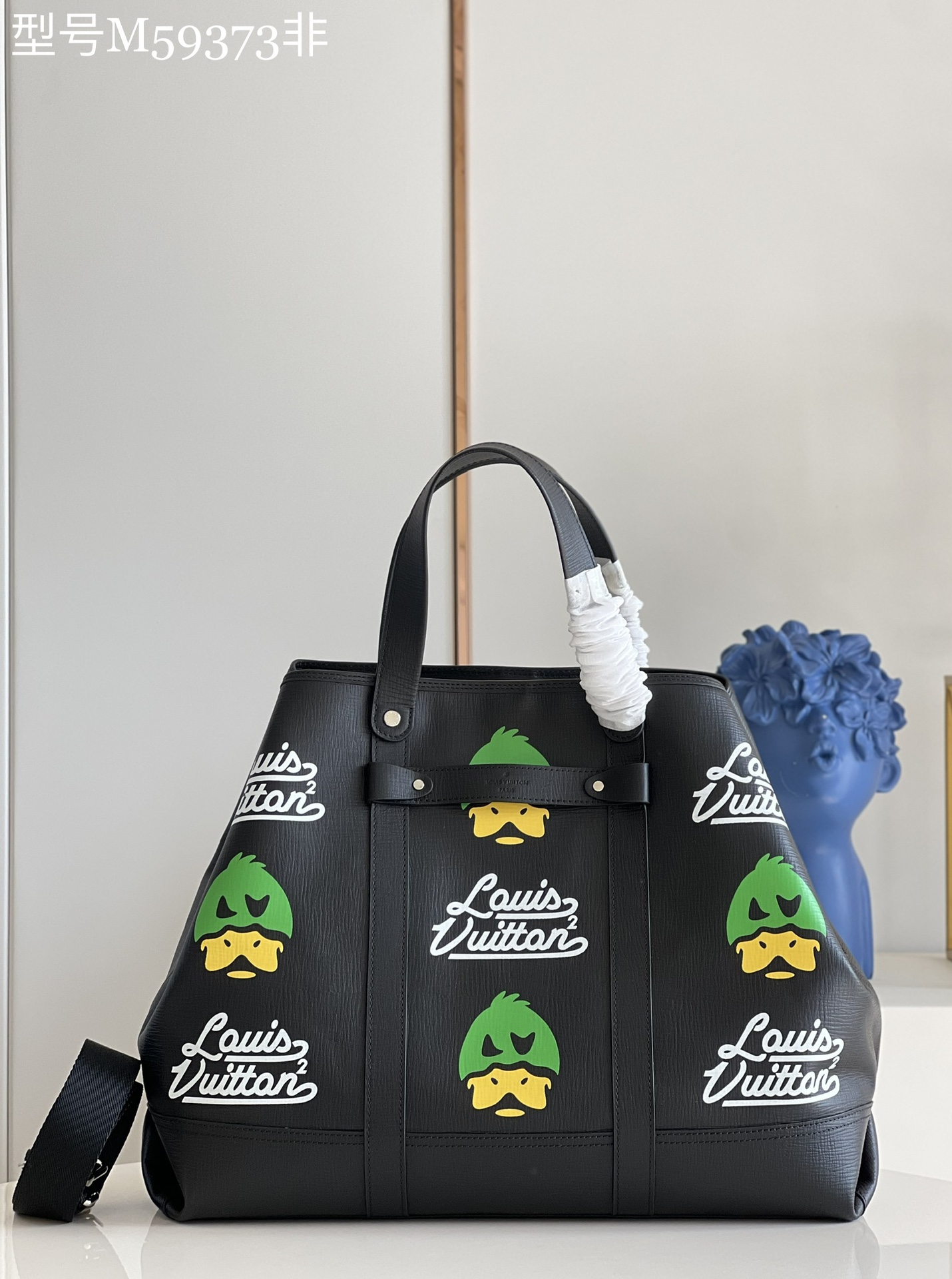 NO:398247,[Exclusive real shot M59373] Japanese designer Nigo revealed the Tote Journey handbag in early spring, telling street anecdotes. The LV Made duck pattern combines leather corner shoulder straps and rivet elements to greet the brand box heritage. The avant-garde appearance does not lose enough capacity, and is suitable for daily or weekend trips. Detailed features 60 x 37 x 15.5 cm (length x height x width) e. [Warm reminder that this model is too big and does not match the packaging!  】,LV【Original Skin】,louis vuitton19860909【独家实拍M59373】日本设计师 Nigo 于 早春揭秘 Tote Journey 手袋,讲述街头轶事LV Made 鸭子图案结合皮革边角肩带和铆钉元素,致意品牌制箱传承.前卫外观不失充裕容量,日常或周末出行皆宜.详细特征60 x 37 x 15.5 厘米 (长度 x 高 x 宽) e.【温馨提示此款太大,不配包装！】,LV【原厂皮】,louis vuitton,Bag