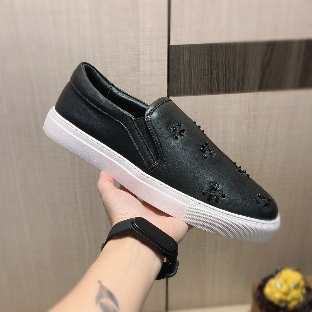 I0     原版1:1 迪奥* 官网•同款高•版本最新•爆款休闲鞋，专柜1:1。顶端品牌 奢侈～代购，顶级～质量。页专柜同卖产品[强]鞋面選用进口透气牛皮材质➕透气羊皮内里•精细做工。原版个性时尚柔软橡膠耐磨防滑大底，上脚轻巧舒适，实物拍摄🎬實物更好看，广州码: 38-44，