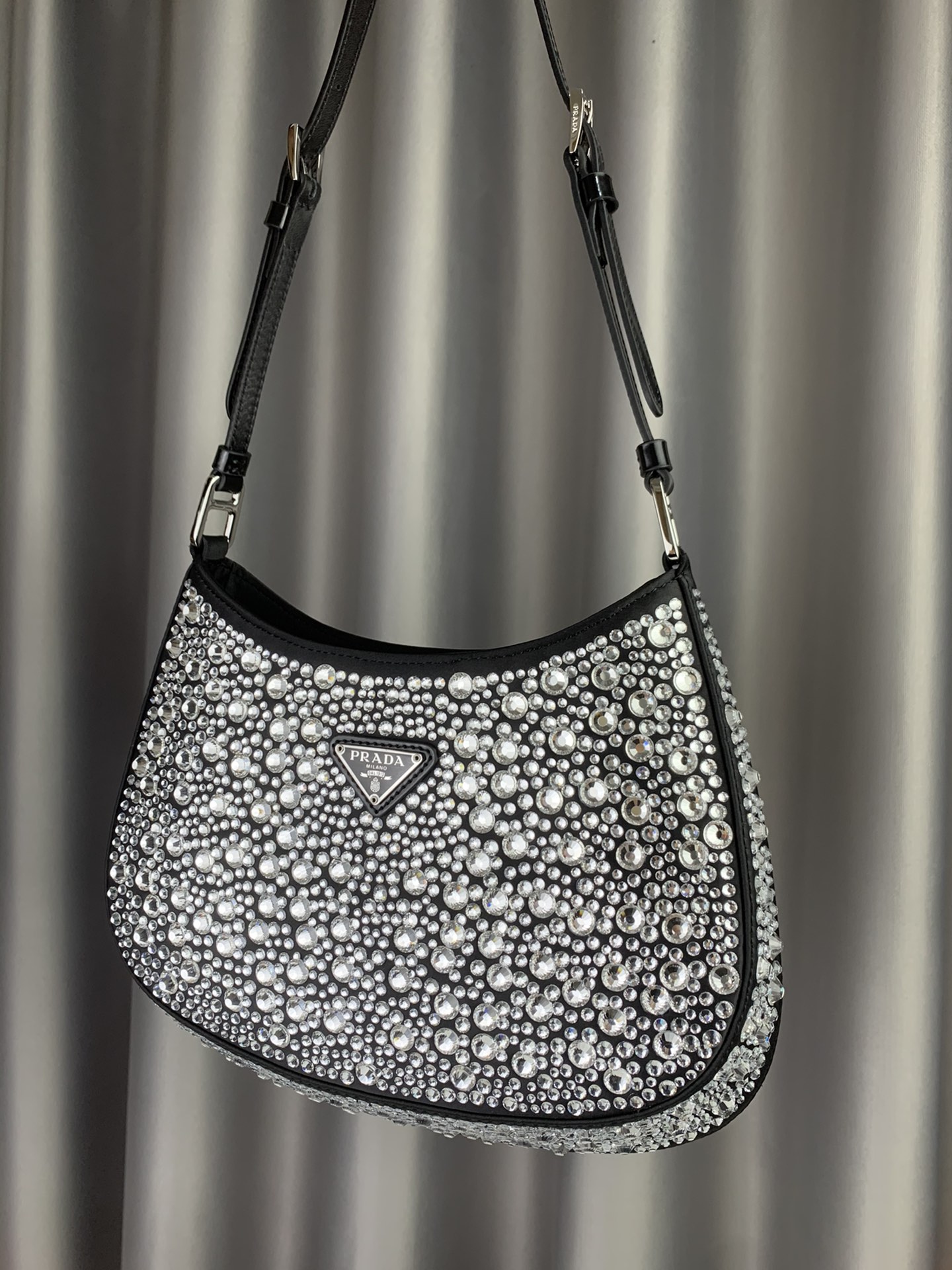 Prada's new autumn and winter Cleo diamond-encrusted armpit bag 1BC169 uses fashionable diamond-encrusted craftsmanship to cover the body with sp