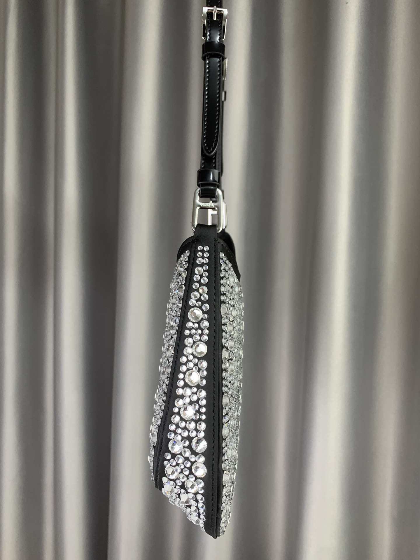 Prada's new autumn and winter Cleo diamond-encrusted armpit bag 1BC169 uses fashionable diamond-encrusted craftsmanship to cover the body with sp