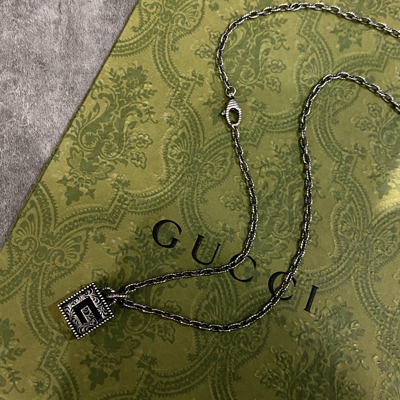 NO:104243,* G-shaped square hollow necklace, antique effect sterling silver, square G-shaped hollow pendant, embellished with exquisite Arabic engraving patterns, becoming the finishing touch of this series. The hollow pattern is outlined on the sterling silver pendant, hanging on the engraved garland chain: 55cm, Gucci necklace, gucci, necklace, pure silver19860909* G字方形镂空项链 做旧效果纯银 方形G镂空吊坠 点缀精美的阿拉伯刻花图案,成为此系列的画龙点睛之笔.纯银吊坠上勾勒出镂空图案,悬垂在刻花环链上 :55cm,古驰项链,gucci,necklace,pure silver,Jewelry