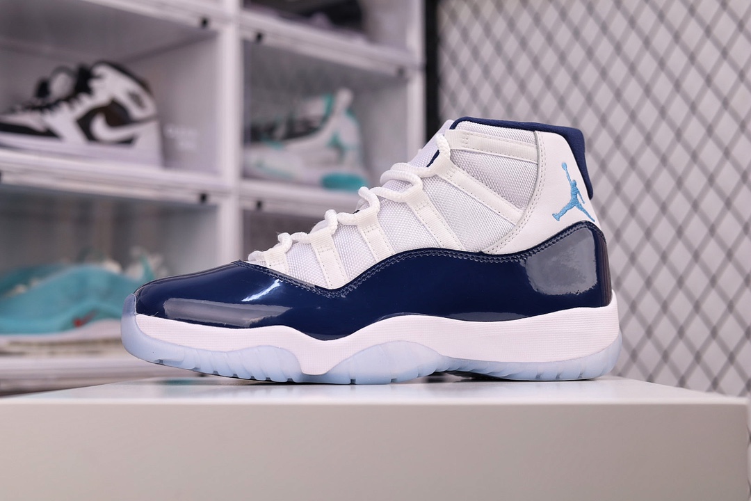J0  Air Jordan 11 Retro UNC Win Like 82 AJ 11 高帮 北卡原楦原纸板 最强11代版型 区分当前市场“伪纯原”原厂皮料 质感细腻 原厂双层漆皮 标志性美人尖 正确水晶蓝底（特殊工艺抗氧化处理）原厂碳纤板 中底钢印