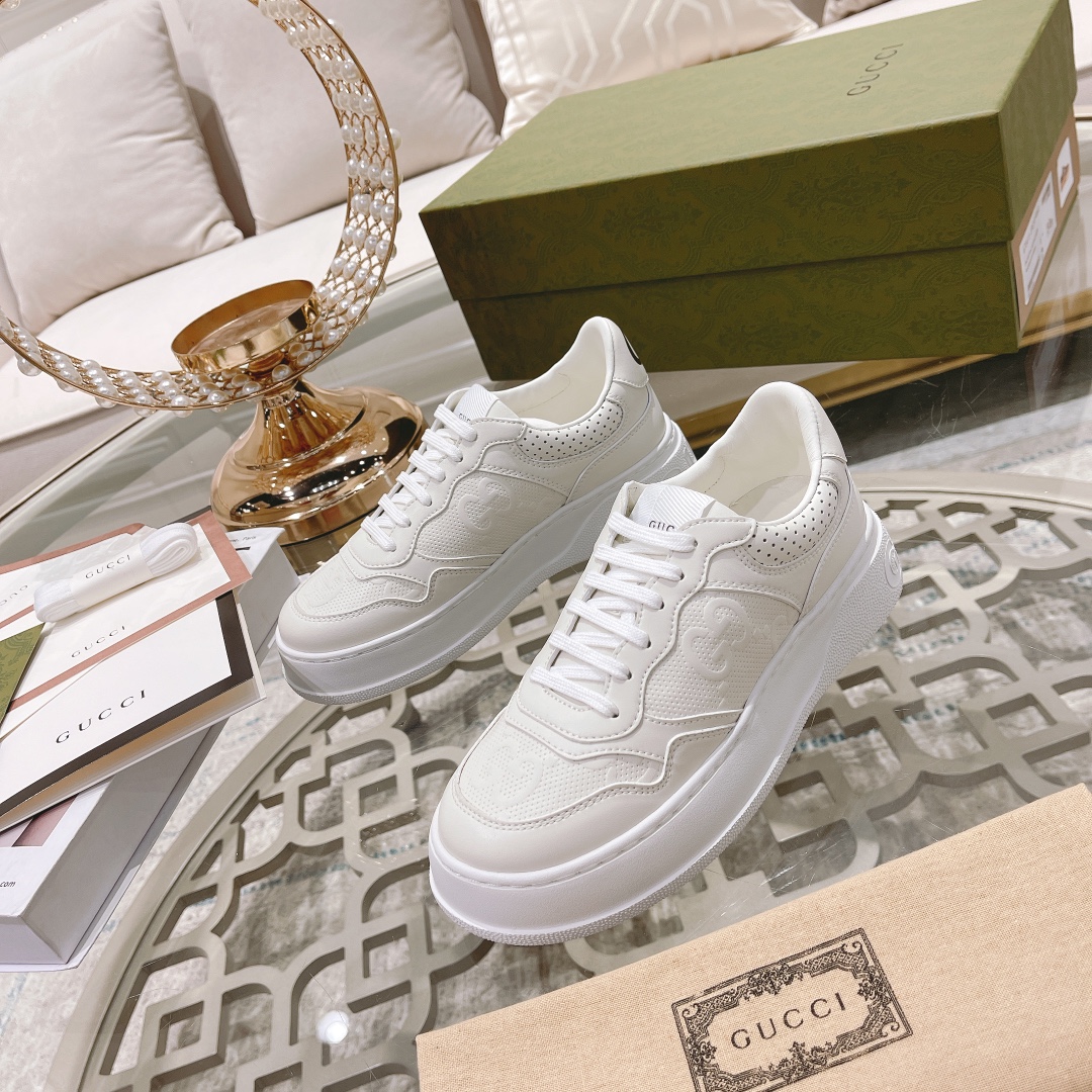 NO:173569,Men.GUCC·Gucci SS New Series Sports Shoes Thick-soled Small White Shoes Casual Board Shoes GG Couple Style White Shoes simultaneous style, catwalk style celebrities, internet celebrities, live broadcasts, etc. must be planted in grass and call. The style design is light luxury retro, thick sole heightened, similar to the upgraded version of classic small white shoes. The top version upper original custom calfskin fabric is matched with GUCC classic presbyterian webbing, perforation, embossing craftsmanship, inner cowhide, foot pad cowhide, comfortable and soft feet!  Original replica 11 mold opening IP light material bottom, 4cm heightened thick bottom!  Size number for women 35-40 men 39-45 Packaging counter aviation packaging, casual shoes/sports shoes, gucci, gucci, sneakers, cowhide19860909男.GUCC·古驰 ss新款 系列运动鞋厚底小白鞋休闲板鞋 GG情侣款小白鞋专柜同步款,走秀款明星、网红、直播等必定种草打call 款式设计轻奢复古,厚底增高,相似于经典小白鞋的升级版 最顶级版本鞋面原版定制小牛皮面料,搭配GUCC经典老花布织带、穿孔、压纹工艺,内里牛皮,垫脚牛皮,脚感舒适柔软！原版复刻11开模IP轻料底,4cm增高厚底！ 码数女35-40男39-45 包装专柜航空包装,休闲鞋/运动鞋,gucci,gucci,sneakers,cowhide,Women's Shoes