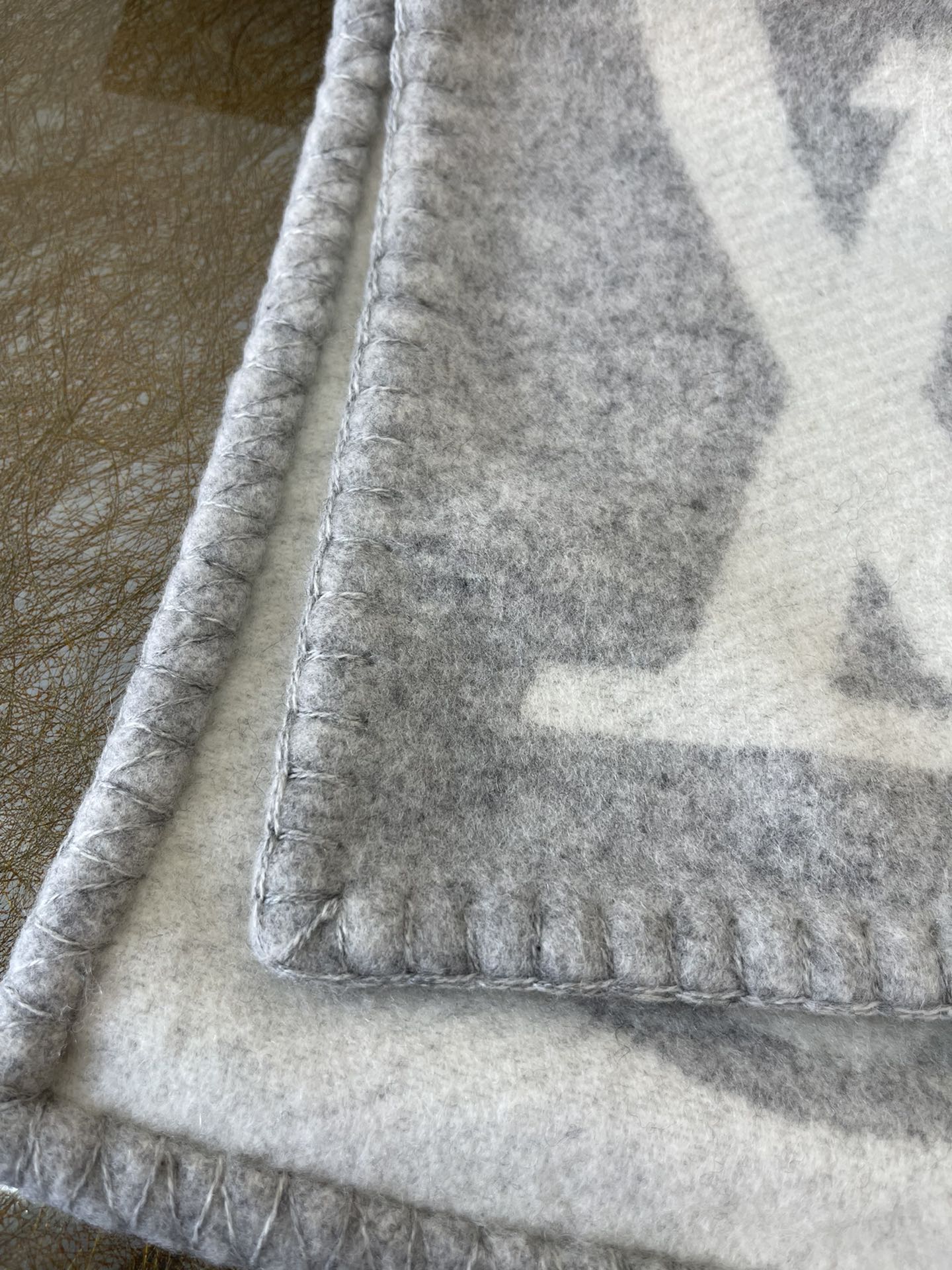 LV路易威登灰白色100%羊绒围巾M77389
