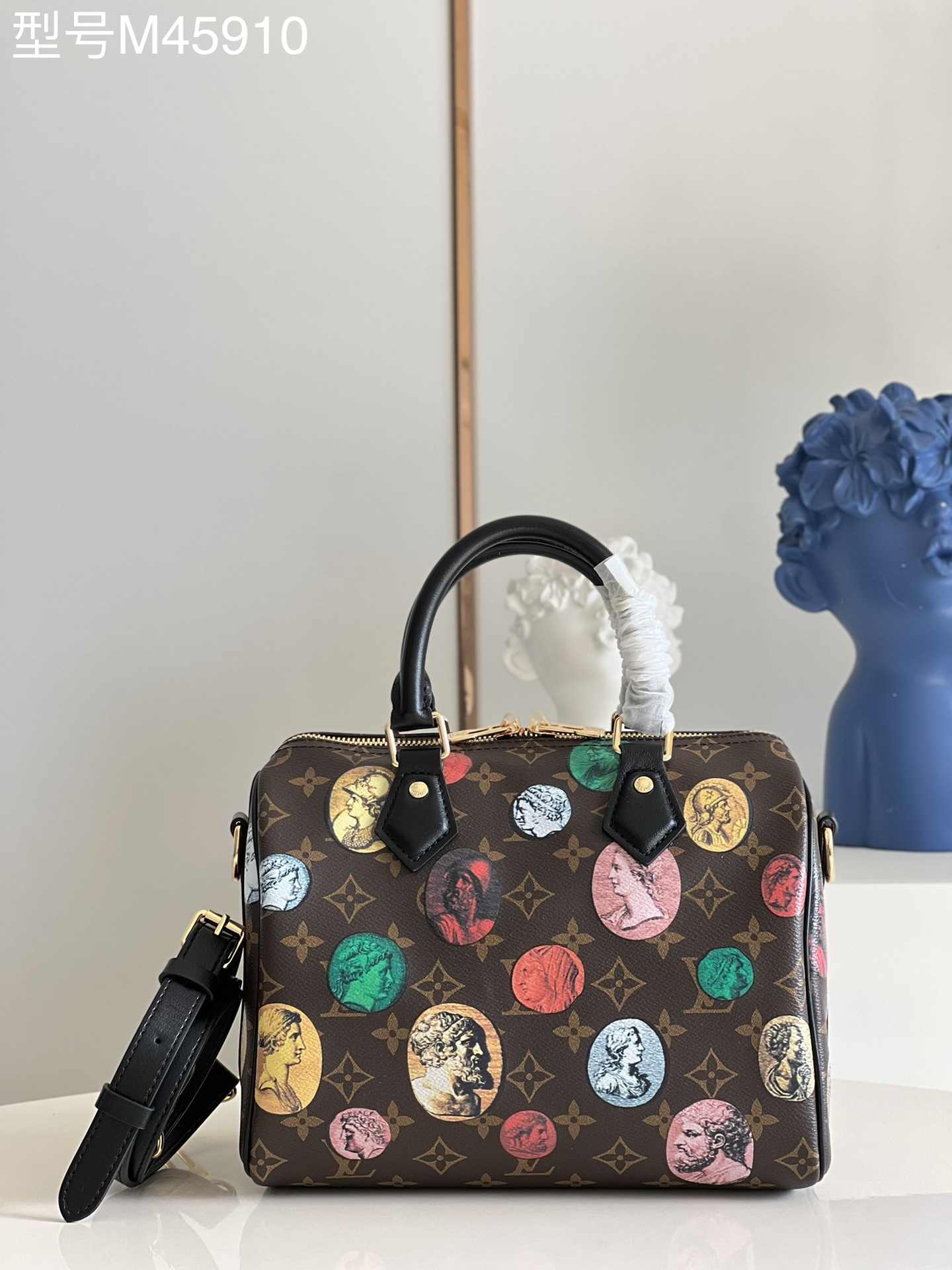 NO:398254,【Exclusive real shot M45910】M41113 Nicolas Ghesquière innovates Speedy Bandoulière 25 handbags in the autumn and winter series, using Monogram canvas to contrast the coin pattern written by Italian artist Piero Fornasetti, with roller-pressed leather handles and logo inscription padlocks. Detailed features 25 x 19 x 15 cm (length x height x width) zj.,LV [original leather],louis vuitton19860909【独家实拍M45910】M41113 Nicolas Ghesquière 于 秋冬系列革新 Speedy Bandoulière 25 手袋,以 Monogram 帆布映衬意大利艺术家 Piero Fornasetti 笔下的硬币图案,搭配辊压皮革手柄和标识铭纹挂锁. 详细特征25 x 19 x 15 厘米 (长度 x 高 x 宽) zj.,LV【原厂皮】,louis vuitton,Bag