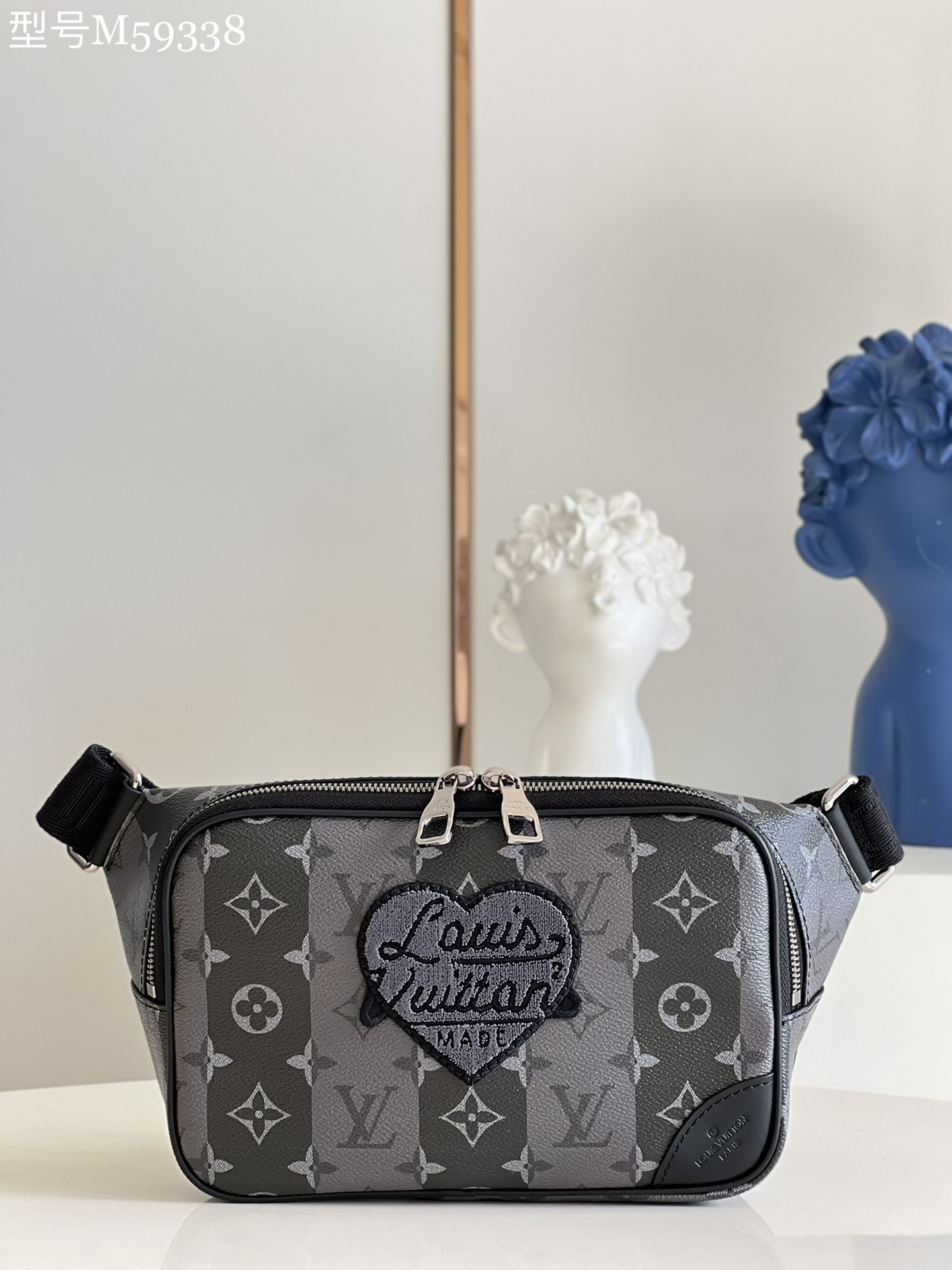 NO:398307,【Exclusive real photo M59338】NIGO x Louis Vuitton capsule series shoulder bag material Monogram Stripes Eclipse canvas, reshaped with stripes of different depths and shades Monogram pattern, embellished with heart-shaped patches with 'Louis Vuitton made' and equipped with large zippered main compartment and rear patch pocket. Detailed features 34 x 19.5 x 8 cm (length x height x width) z.,LV【original leather】,louis vuitton,louis vuitton,louis vuitton,louis vuitton,shoulder bags19860909【独家实拍M59338】NIGO x 路易威登胶囊系列单肩包取材 Monogram Stripes Eclipse 帆布,以深浅相间的条纹重塑 Monogram 图案,点缀“Louis Vuitton made”字样心形贴饰,设有大号拉链主隔层和后贴袋. 详细特征34 x 19.5 x 8 厘米 (长度 x 高 x 宽) z.,LV【原厂皮】,louis vuitton,louis vuitton,louis vuitton,shoulder bags,Bag