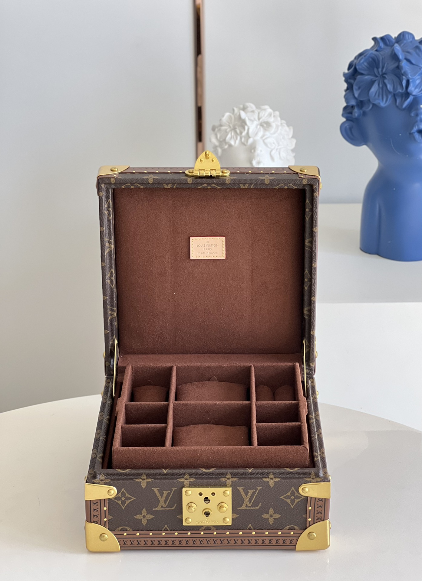 NO:398268,【Exclusive real-life M20040 jewelry box brown】Can be stored in layers, in-store rings, necklaces, bracelets, earrings and bracelets. It is equipped with small pads to ensure proper storage of jewelry. The design is practical, safe and reliable, and it is a good companion for traveling. Size 24 x 12.5 x 24 cm P.1300 【Warm reminder This model does not match packaging】, LV【Original leather】, louis vuitton, earrings, necklace, bracelet, ring, bracelet19860909【独家实拍M20040珠宝盒 棕色】可分层分类存放戒指、项链、手链、耳环与手镯.配有小衬垫,确保珠宝存放妥善.设计实用、安全牢靠,是外出旅行的好伴侣.尺寸24 x 12.5 x 24 厘米 P.1300【温馨提示此款不配包装】,LV【原厂皮】,louis vuitton,earrings,necklace,bracelet,ring,bracelet,Bag