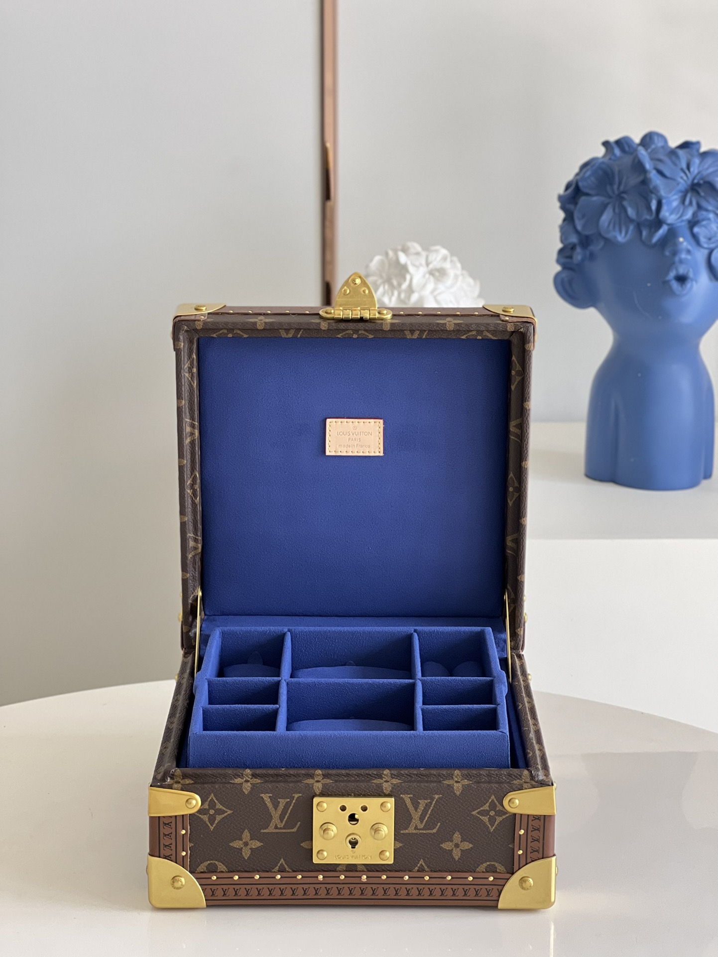 NO:398270,【Exclusive real-life M20040 jewelry box Royal Blue】Can be stored in layers and in a classified manner. It is equipped with small pads to ensure proper storage of jewelry. The design is practical, safe and reliable, and is a good companion for traveling. Size 24 x 12.5 x 24 cm P.1300 【Warm reminder This model does not match packaging】, LV【Original leather】, louis vuitton, earrings, necklace, bracelet, ring, bracelet19860909【独家实拍M20040珠宝盒 宝蓝】可分层分类存放戒指、项链、手链、耳环与手镯.配有小衬垫,确保珠宝存放妥善.设计实用、安全牢靠,是外出旅行的好伴侣.尺寸24 x 12.5 x 24 厘米 P.1300【温馨提示此款不配包装】,LV【原厂皮】,louis vuitton,earrings,necklace,bracelet,ring,bracelet,Bag