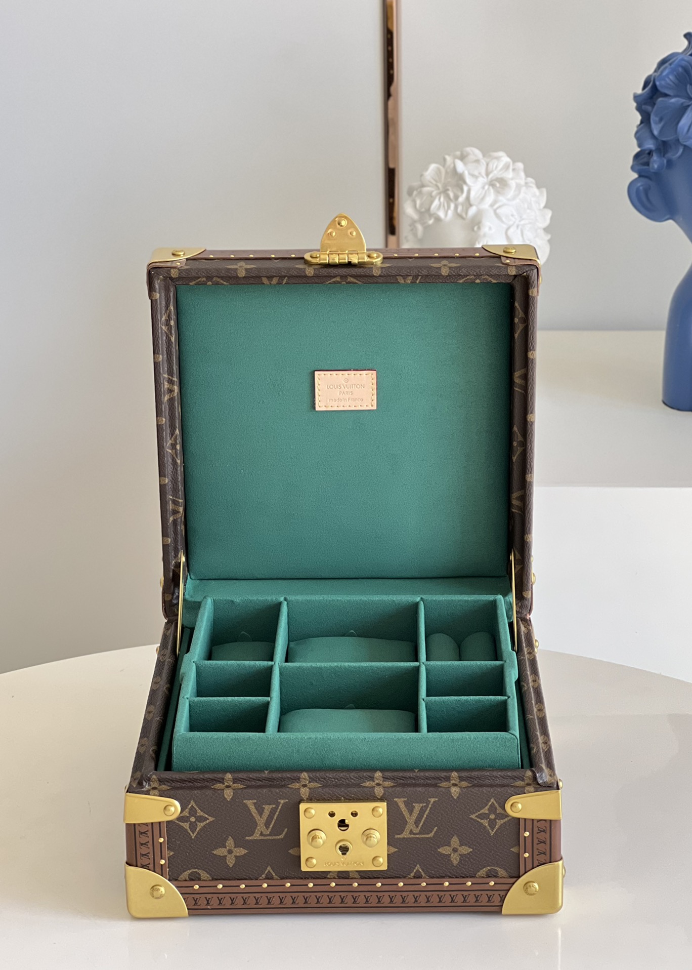 NO:398272,[Exclusive real-life M20040 jewelry box green] can be stored in layers and in a classified manner. It is equipped with small pads to ensure that the jewelry is stored properly. The design is practical, safe and reliable, and it is a good companion for traveling. Size 24 x 12.5 x 24 cm P.1300 [Warm reminder this model does not match packaging], LV [original leather], louis vuitton, earrings, necklace, bracelet, ring, bracelet19860909【独家实拍M20040珠宝盒 绿色】可分层分类存放戒指、项链、手链、耳环与手镯.配有小衬垫,确保珠宝存放妥善.设计实用、安全牢靠,是外出旅行的好伴侣.尺寸24 x 12.5 x 24 厘米 P.1300【温馨提示此款不配包装】,LV【原厂皮】,louis vuitton,earrings,necklace,bracelet,ring,bracelet,Bag