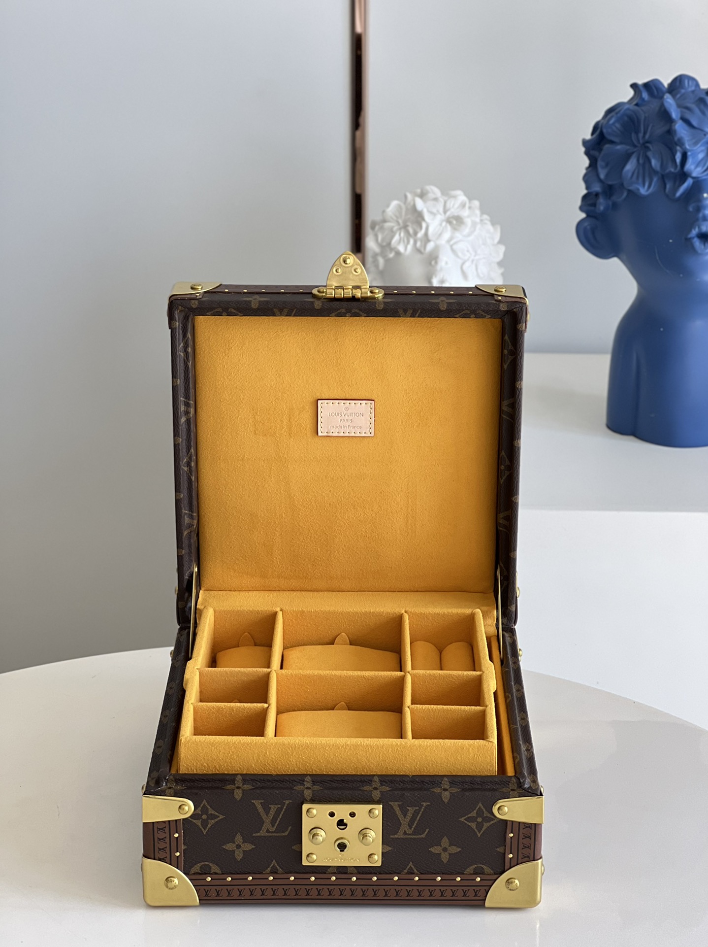 NO:398274,[Exclusive real-life M20040 jewelry box, yellow] can be stored in layers and in a classified manner. It is equipped with small pads to ensure that the jewelry is stored properly. The design is practical, safe and reliable, and it is a good companion for traveling. Size 24 x 12.5 x 24 cm P.1300 [Warm reminder this model does not match packaging], LV [original leather], louis vuitton, earrings, necklace, bracelet, ring, bracelet19860909【独家实拍M20040珠宝盒 黄色】可分层分类存放戒指、项链、手链、耳环与手镯.配有小衬垫,确保珠宝存放妥善.设计实用、安全牢靠,是外出旅行的好伴侣.尺寸24 x 12.5 x 24 厘米 P.1300【温馨提示此款不配包装】,LV【原厂皮】,louis vuitton,earrings,necklace,bracelet,ring,bracelet,Bag