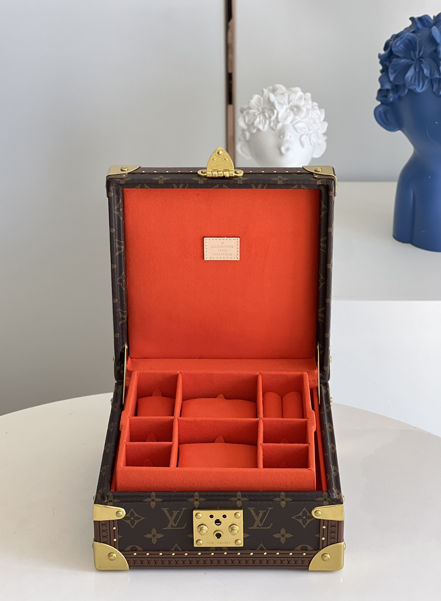 NO:398276,[Exclusive real-life M20040 jewelry box Orange] can be stored in layers and in a classified manner. It is equipped with small pads to ensure that the jewelry is stored properly. The design is practical, safe and reliable, and it is a good companion for traveling. Size 24 x 12.5 x 24 cm P.1300 [Warm reminder this model does not match packaging], LV [original leather], louis vuitton, earrings, necklace, bracelet, ring, bracelet19860909【独家实拍M20040珠宝盒 橙色】可分层分类存放戒指、项链、手链、耳环与手镯.配有小衬垫,确保珠宝存放妥善.设计实用、安全牢靠,是外出旅行的好伴侣.尺寸24 x 12.5 x 24 厘米 P.1300【温馨提示此款不配包装】,LV【原厂皮】,louis vuitton,earrings,necklace,bracelet,ring,bracelet,Bag