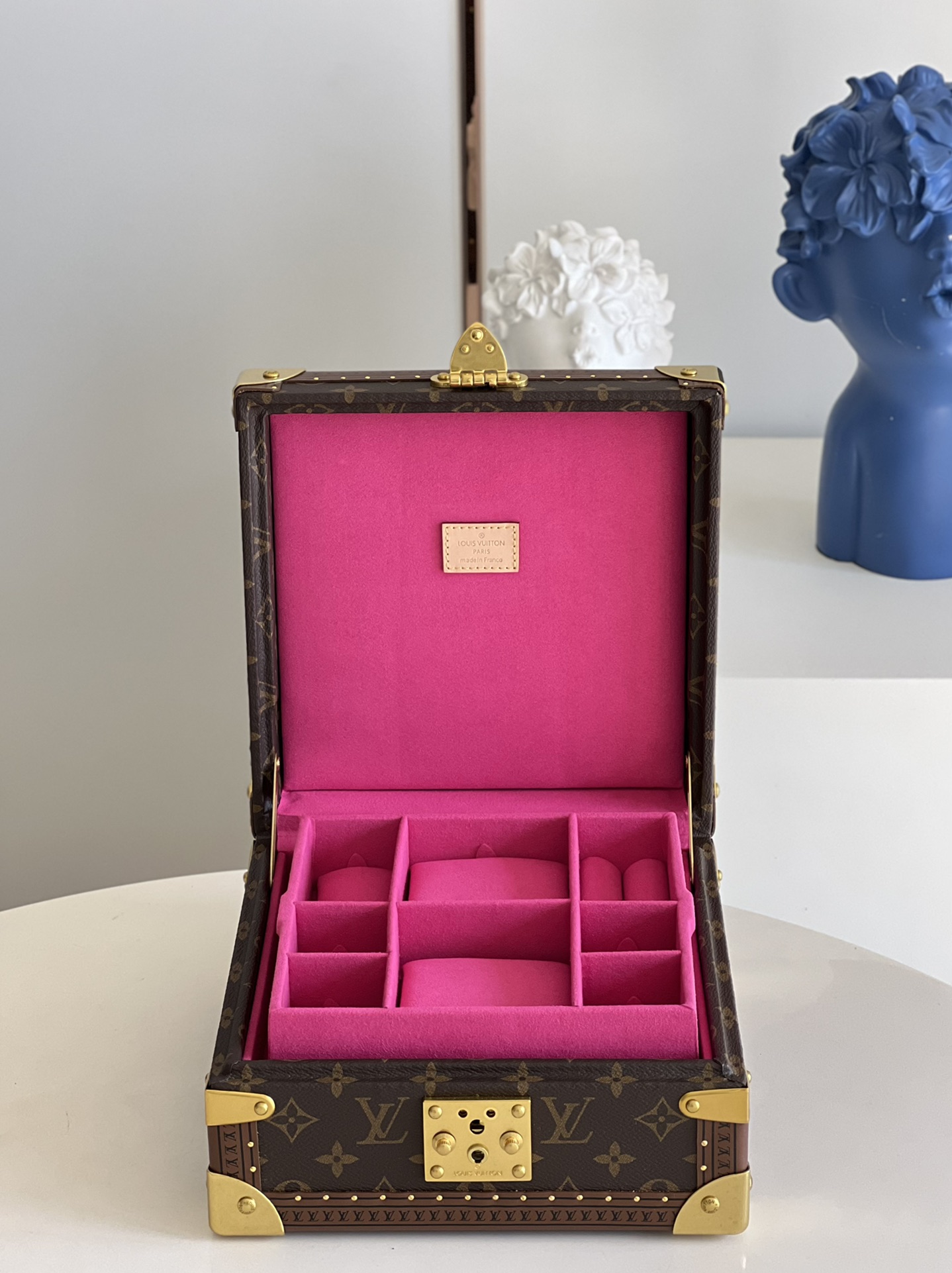 NO:398279,[Exclusive real-life M20040 jewelry box, rose red] can be stored in layers and in a classified manner. It is equipped with small pads to ensure that the jewelry is stored properly. The design is practical, safe and reliable, and it is a good companion for traveling. Size 24 x 12.5 x 24 cm P.1300 [Warm reminder this model does not match packaging], LV [original leather], louis vuitton, earrings, necklace, bracelet, ring, bracelet19860909【独家实拍M20040珠宝盒 玫红色】可分层分类存放戒指、项链、手链、耳环与手镯.配有小衬垫,确保珠宝存放妥善.设计实用、安全牢靠,是外出旅行的好伴侣.尺寸24 x 12.5 x 24 厘米 P.1300【温馨提示此款不配包装】,LV【原厂皮】,louis vuitton,earrings,necklace,bracelet,ring,bracelet,Bag