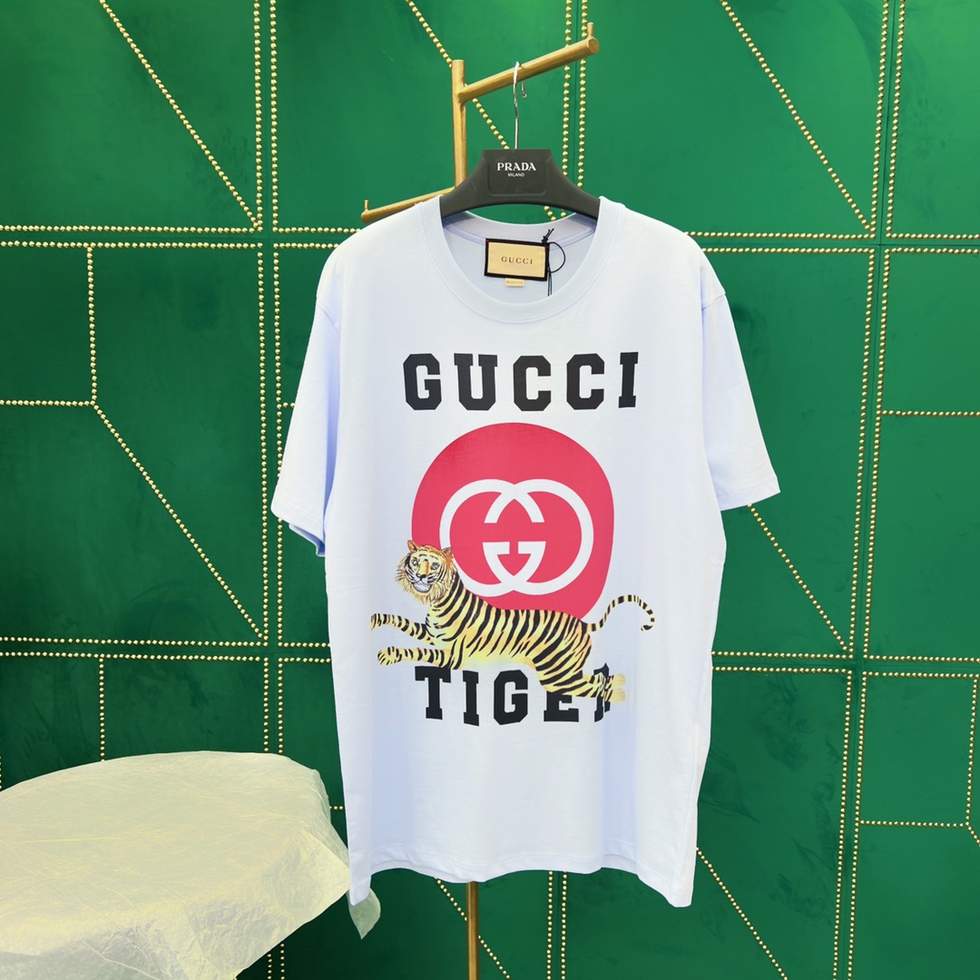 yupoo album169920; Gucc*♥ 𝟐𝟎𝟐𝟐新品上架; 圆领印花𝐓𝐞𝐞; 老虎🐯字母印花图案贺岁系列;  中国春节的虎年生肖图案虎虎生威; 丝光棉材质贴肤舒适滑爽百搭款; 氛围感强烈上身休闲时尚; 男女同款高版本