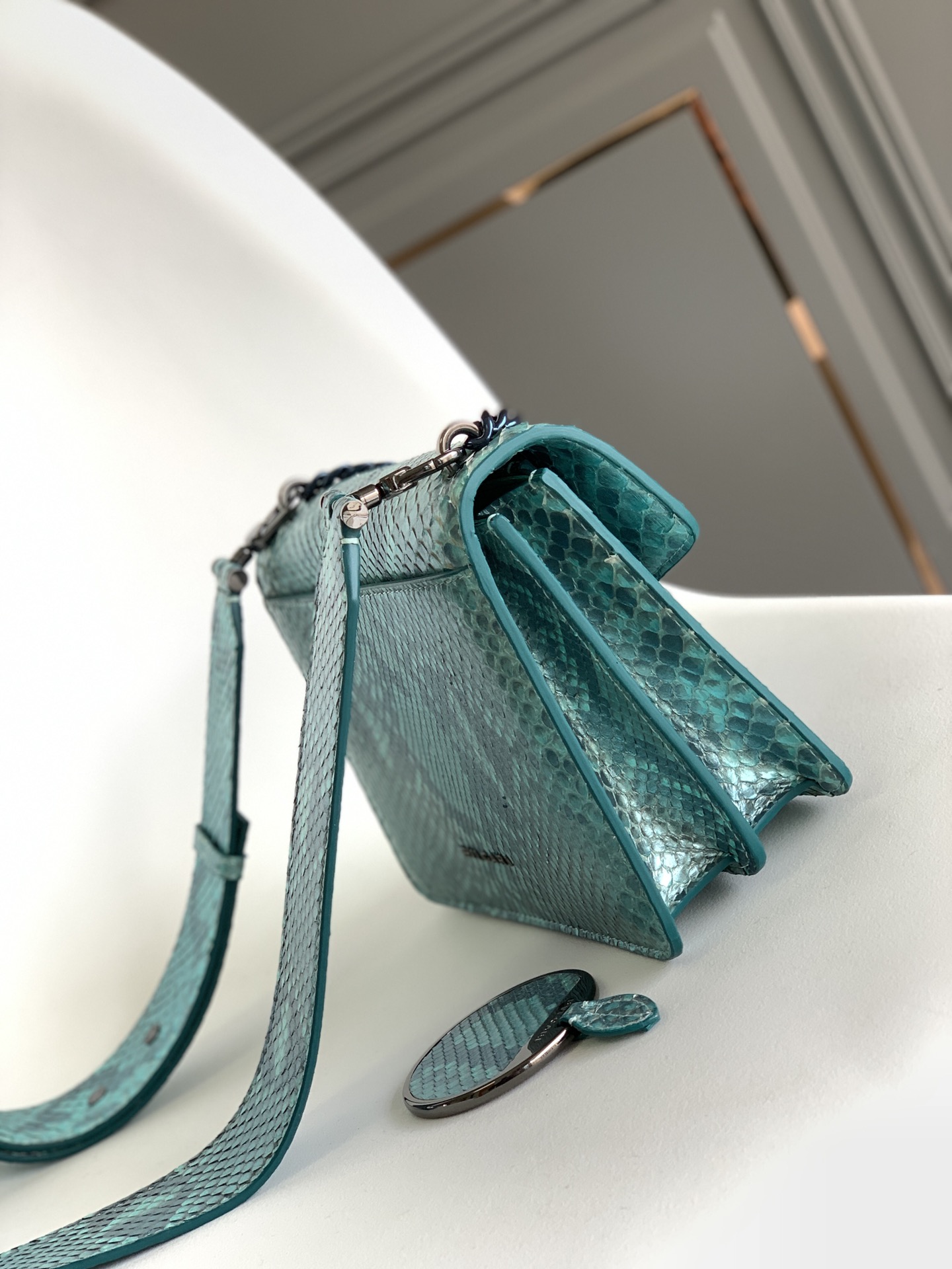 BVLGARI宝格丽SERPENTI FOREVER”蟒蛇皮肩背包291077