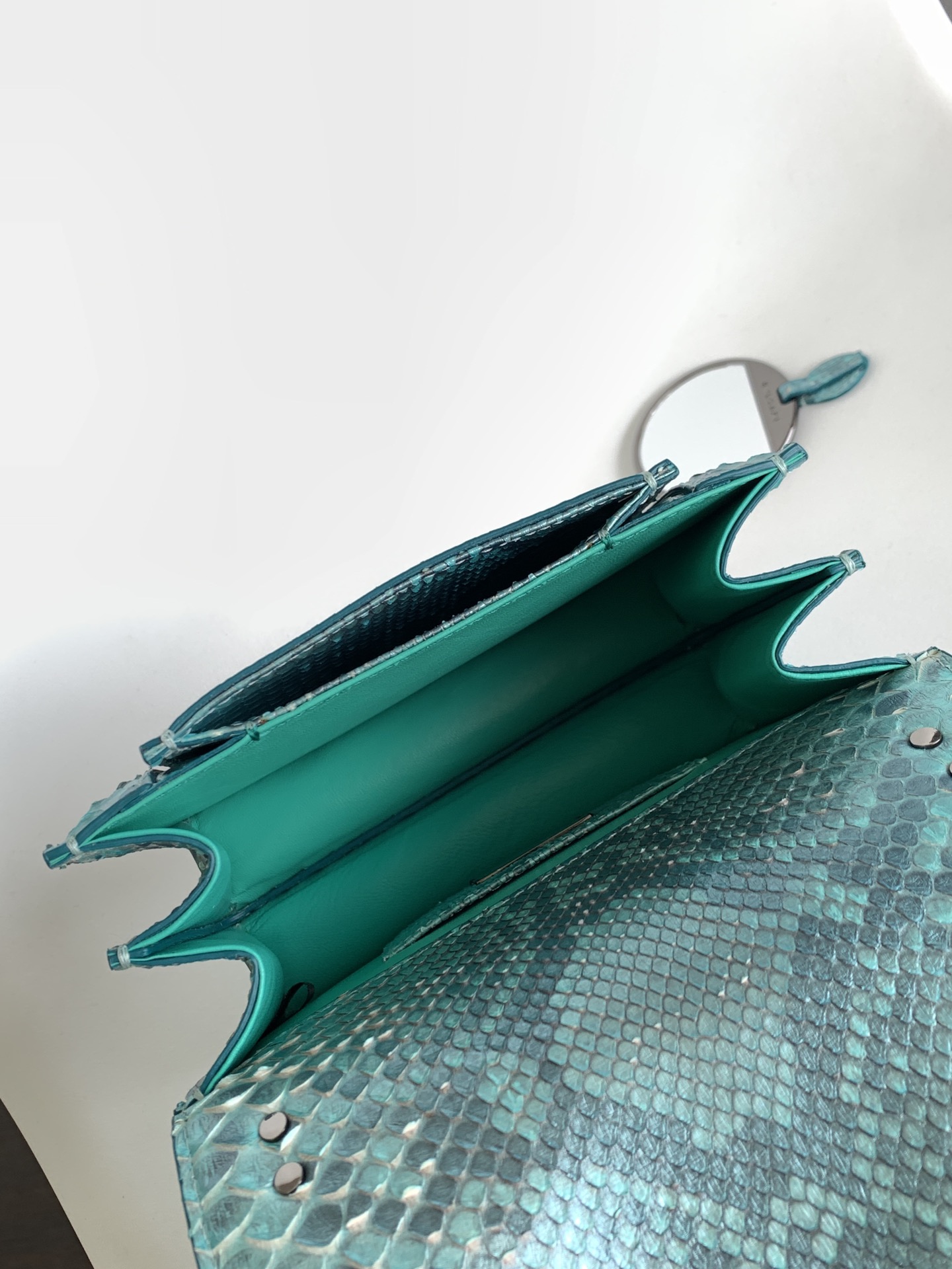 BVLGARI宝格丽SERPENTI FOREVER”蟒蛇皮肩背包291077