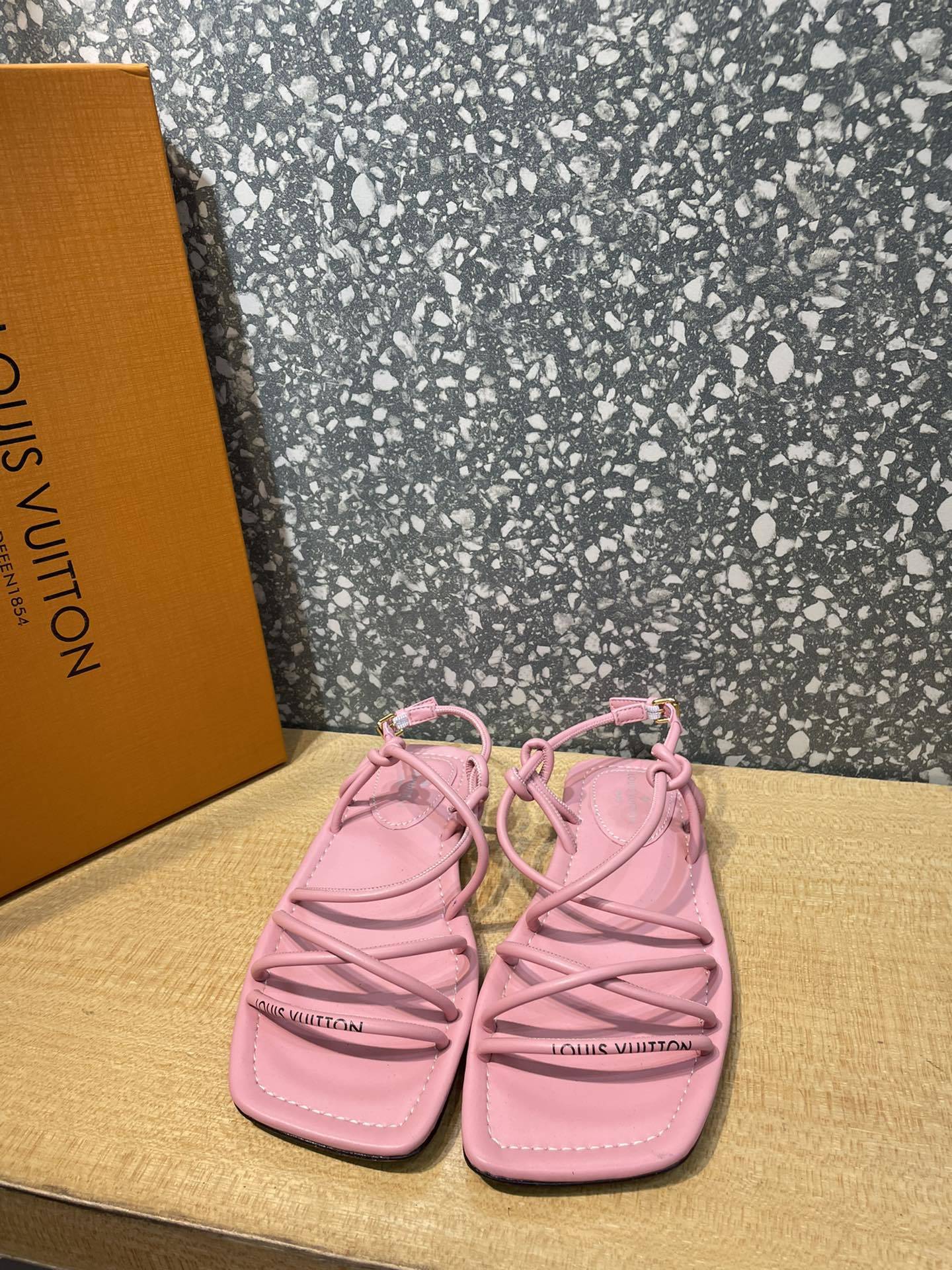 L+V路易家最新款性感方头高跟中跟鞋