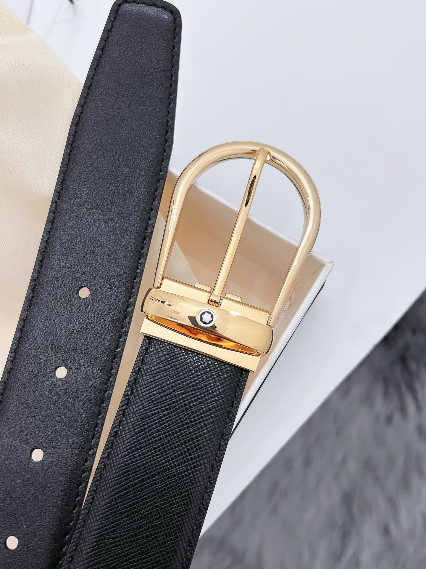 Montblanc 代购级 万宝龙 宽度3 5 CM休闲风格 进口小牛皮搭配进口小牛皮底 百搭简约的设计