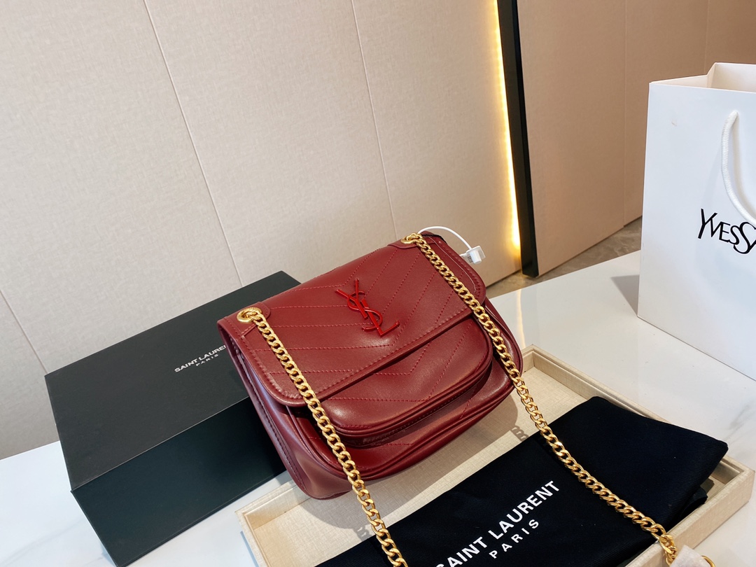 牛皮圣罗兰翻盖邮差包自留推荐2020Saint Laurent 圣罗兰 YSL  -Niki专柜新品 明星款 据说上市不到一个月被抢空 超多博主推荐 保留了 Saint Laurent 圣罗兰 YSL 一贯的摇滚精神 走的都市随性风 包包自重不沉 版型经典 质量耐用 颜值耐看超百搭 如果平时很酷的女生 走御姐风的我一定要强烈推这只 做气质女王 必备女神战包 尺寸：23*19cm