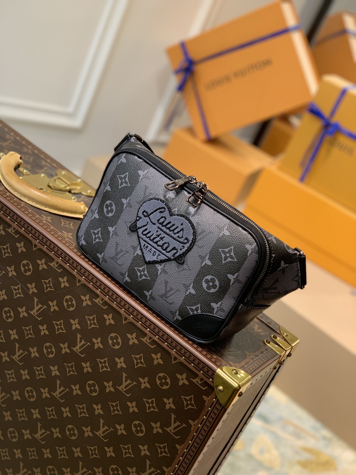 Louis Vuitton LV New Sling Bag 字样心形贴饰腰包 M59338
