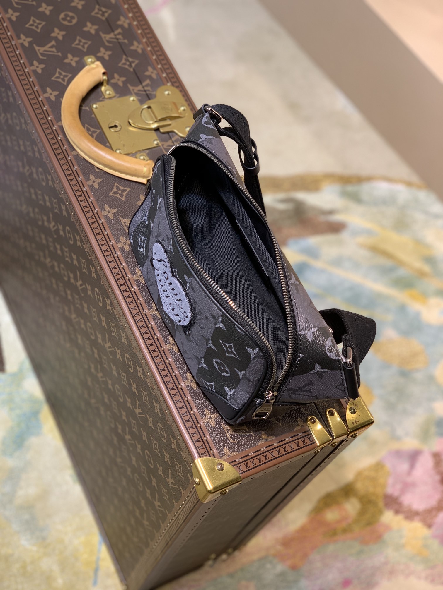 Louis Vuitton LV New Sling Bag 字样心形贴饰腰包 M59338