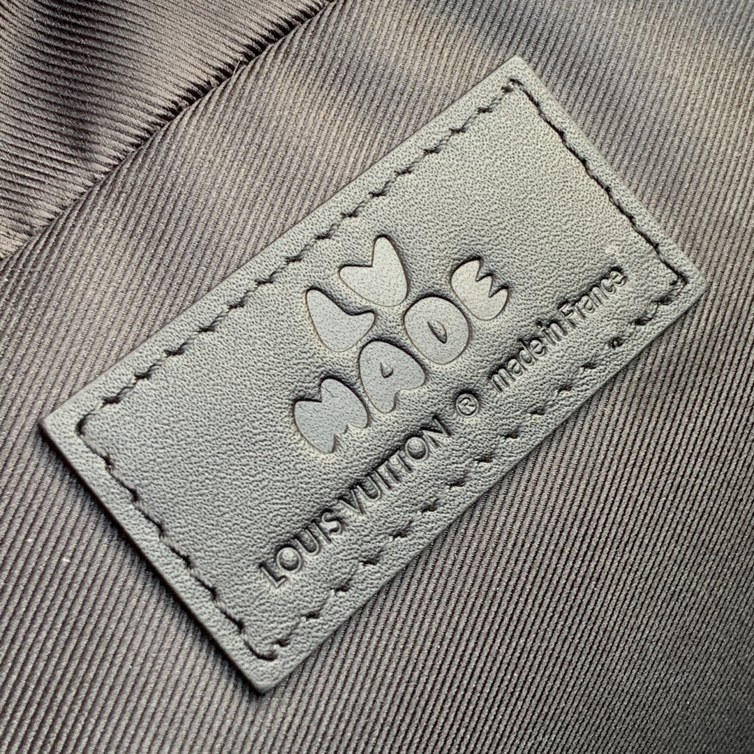 Louis Vuitton LV New Sling Bag 字样心形贴饰腰包 M59338