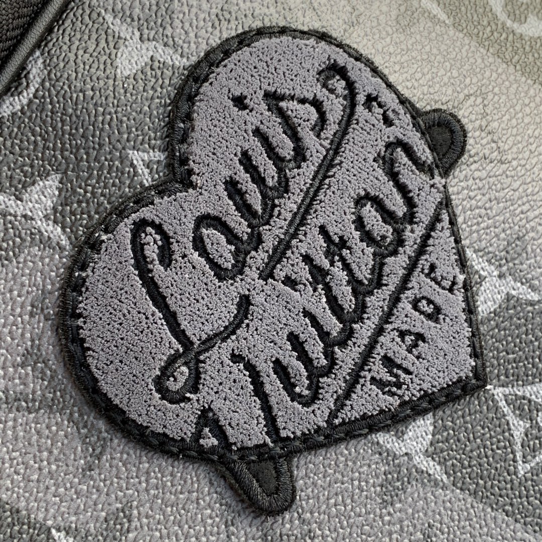 Louis Vuitton LV New Sling Bag 字样心形贴饰腰包 M59338