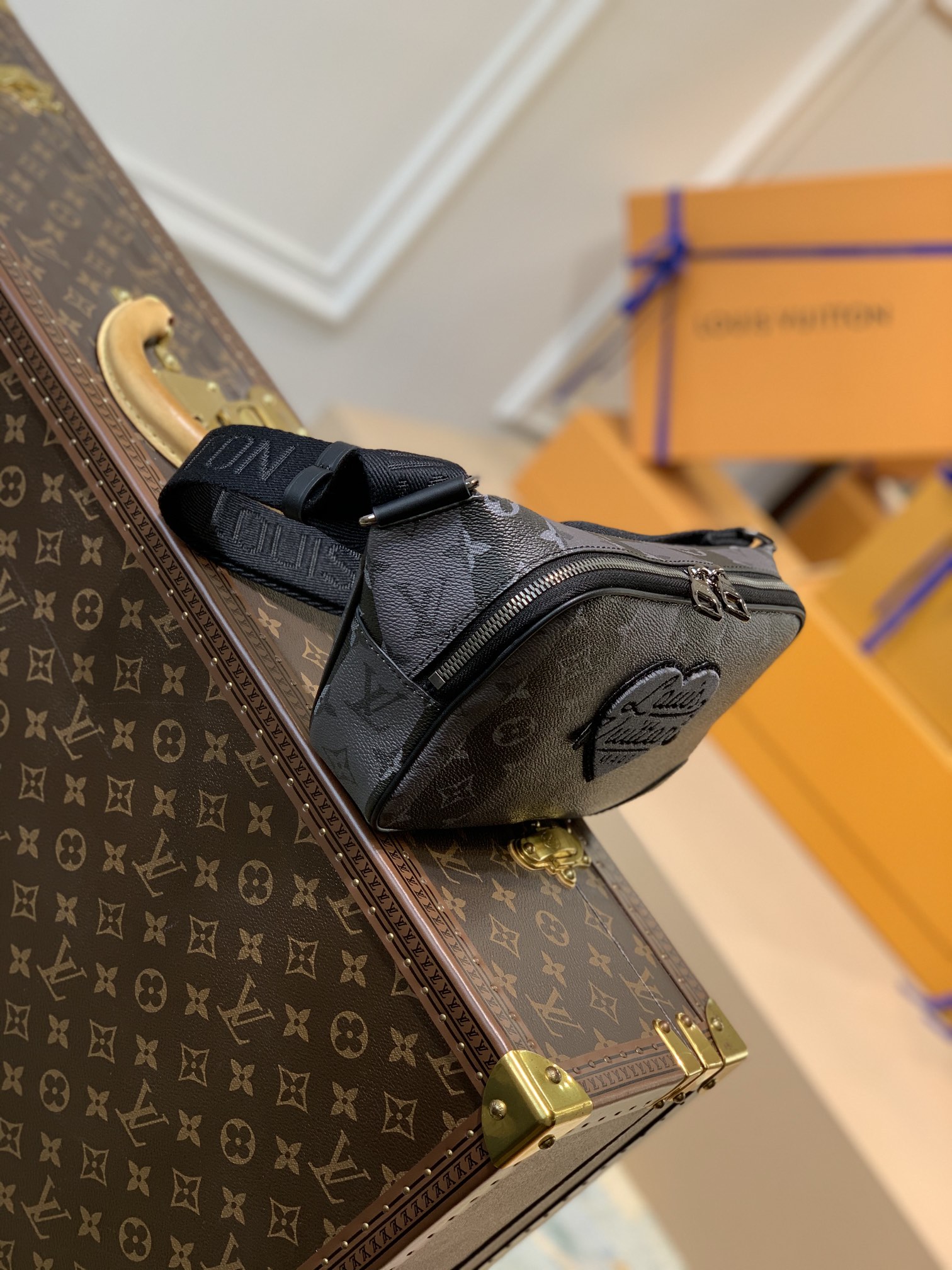 Louis Vuitton LV New Sling Bag 字样心形贴饰腰包 M59338