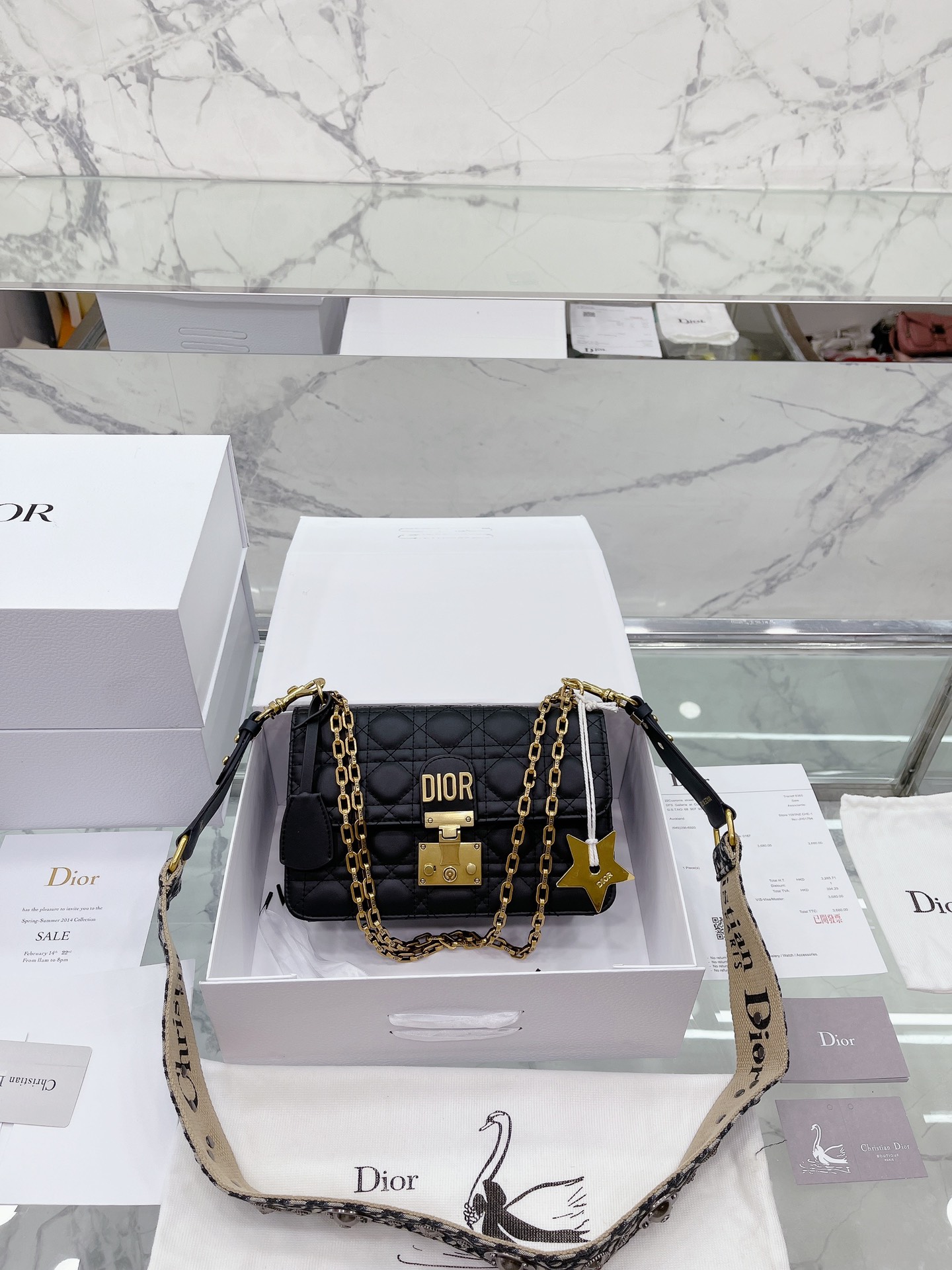 牛皮原单 配金色Dior小星星 原版 DIOR Addict 罗马钉链条包 采用专柜御用原双版面绣花老料  Dior 迪奥 的oblique复印古花图案早在上世纪六十年代在就巴黎时装周里掀热起潮 不同的如是今大家伙儿的时髦度态已经融入生活 身背老花单品行到走哪都像巴在黎时装周 邮差这包颜值我看一眼都拔能草 最完美的一点是除它了斜挎外还能背当包 完全就我是喜欢的慵懒风格啊 尺寸：24 16 “牛皮版本 折叠礼盒包装”