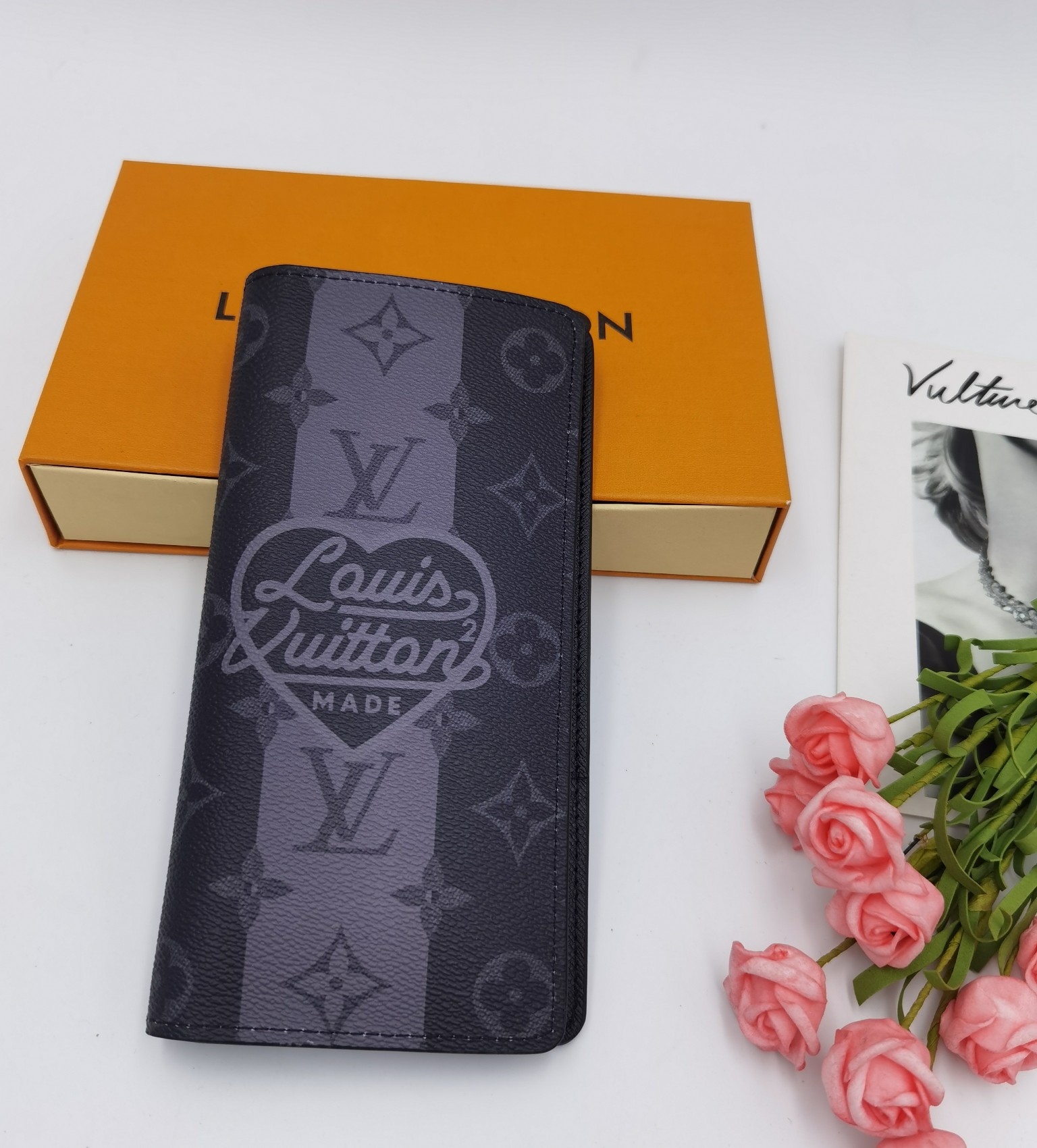 Bifold wallet side profile