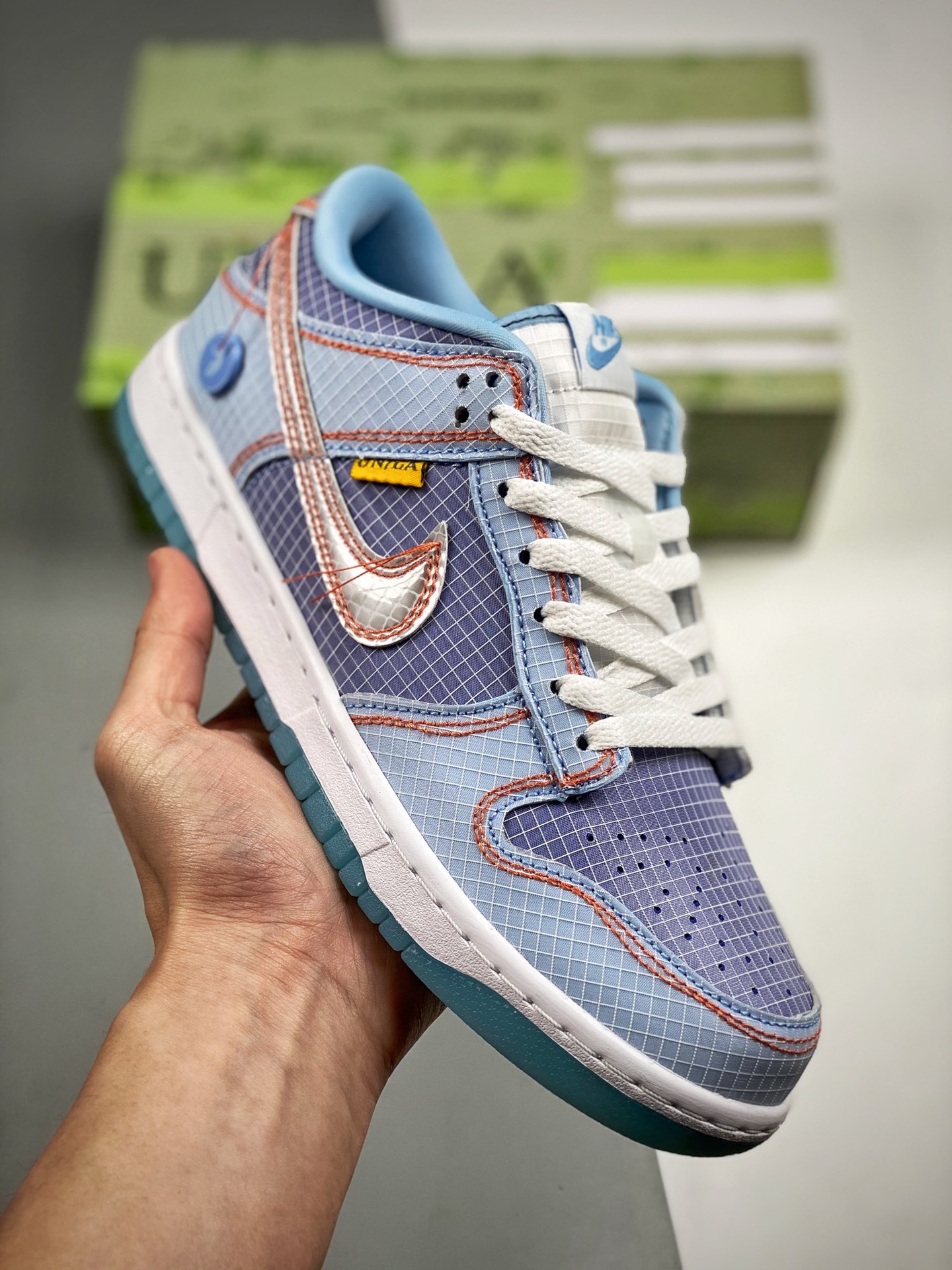 Union LA x Nike Dunk Low azul. Esta combinación de colores adopta una base de lavanda claro con cubiertas azul claro y …