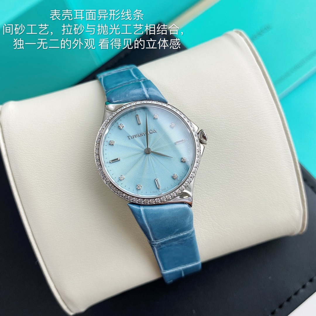 批💰1500 再多的文案都不如一见钟情的心动系！等了将近一年的作品！《蒂芙尼TIFFANY&co.冰蓝色》此颜色是METRO系列的主打色，28mm腕表瑞士原装石英机芯可以验货的原装机芯，外形有点独特耳面异形线条表壳后盖扣子同样采用的间砂工艺部分拉砂部分抛光冰蓝色菊花纹字面，搪瓷工艺4颗方形钻托海外订购回国生产，这个过程就是无限期等待，表带4颗螺丝锁上去的天蓝色美洲鳄鱼皮表带，玻璃：天然蓝宝石防刮花镜面。每支表都是不同编码完全同正品一致钻石用莫桑钻替代，说到莫桑钻肉眼看它跟真钻其实也没有多大的区别，莫桑的火彩明显比真钻要强，硬度及白度接近真钻的99.5%每一颗都能通过验钻笔的测试，大概就是说可以称作合成钻吧，