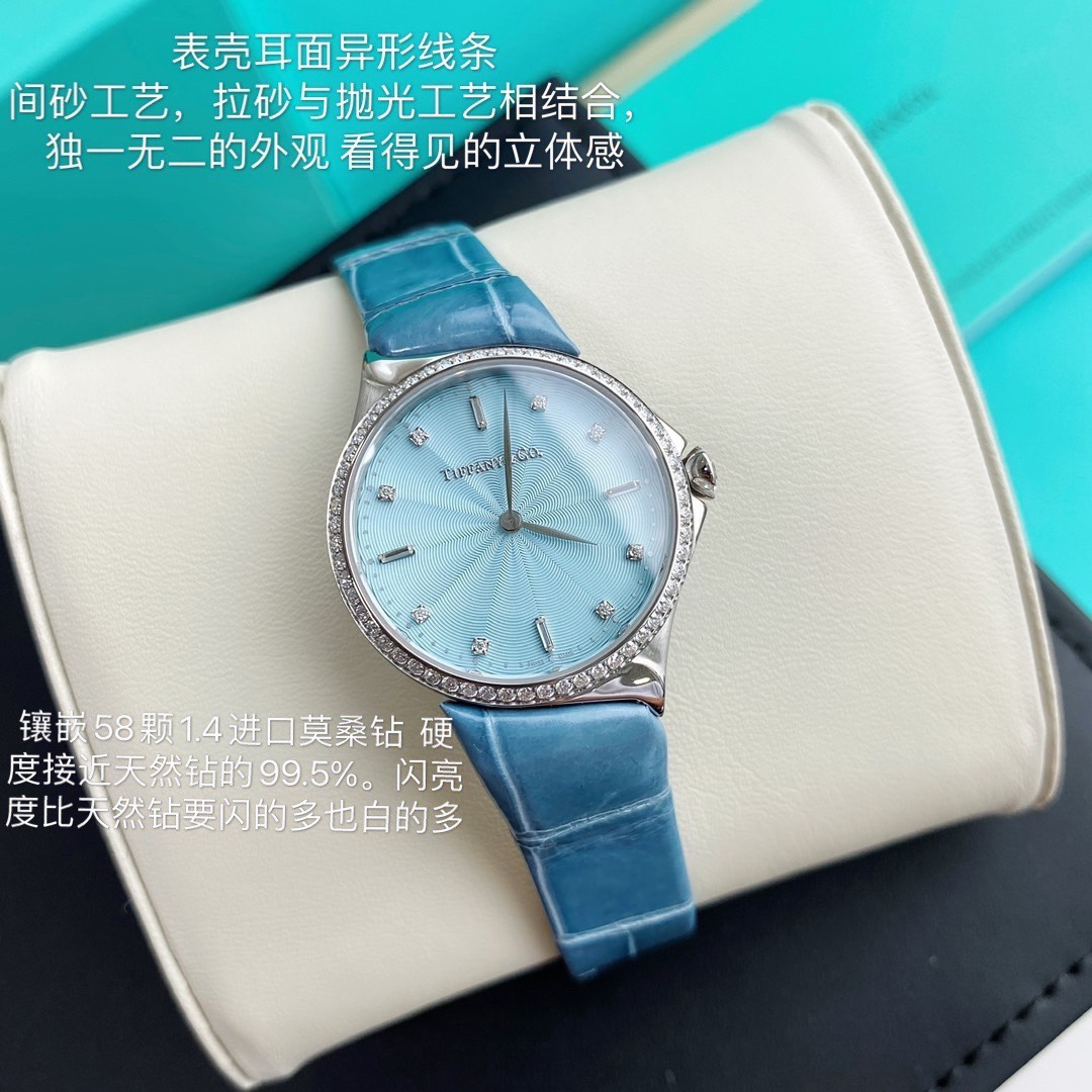 批💰1500 再多的文案都不如一见钟情的心动系！等了将近一年的作品！《蒂芙尼TIFFANY&co.冰蓝色》此颜色是METRO系列的主打色，28mm腕表瑞士原装石英机芯可以验货的原装机芯，外形有点独特耳面异形线条表壳后盖扣子同样采用的间砂工艺部分拉砂部分抛光冰蓝色菊花纹字面，搪瓷工艺4颗方形钻托海外订购回国生产，这个过程就是无限期等待，表带4颗螺丝锁上去的天蓝色美洲鳄鱼皮表带，玻璃：天然蓝宝石防刮花镜面。每支表都是不同编码完全同正品一致钻石用莫桑钻替代，说到莫桑钻肉眼看它跟真钻其实也没有多大的区别，莫桑的火彩明显比真钻要强，硬度及白度接近真钻的99.5%每一颗都能通过验钻笔的测试，大概就是说可以称作合成钻吧，