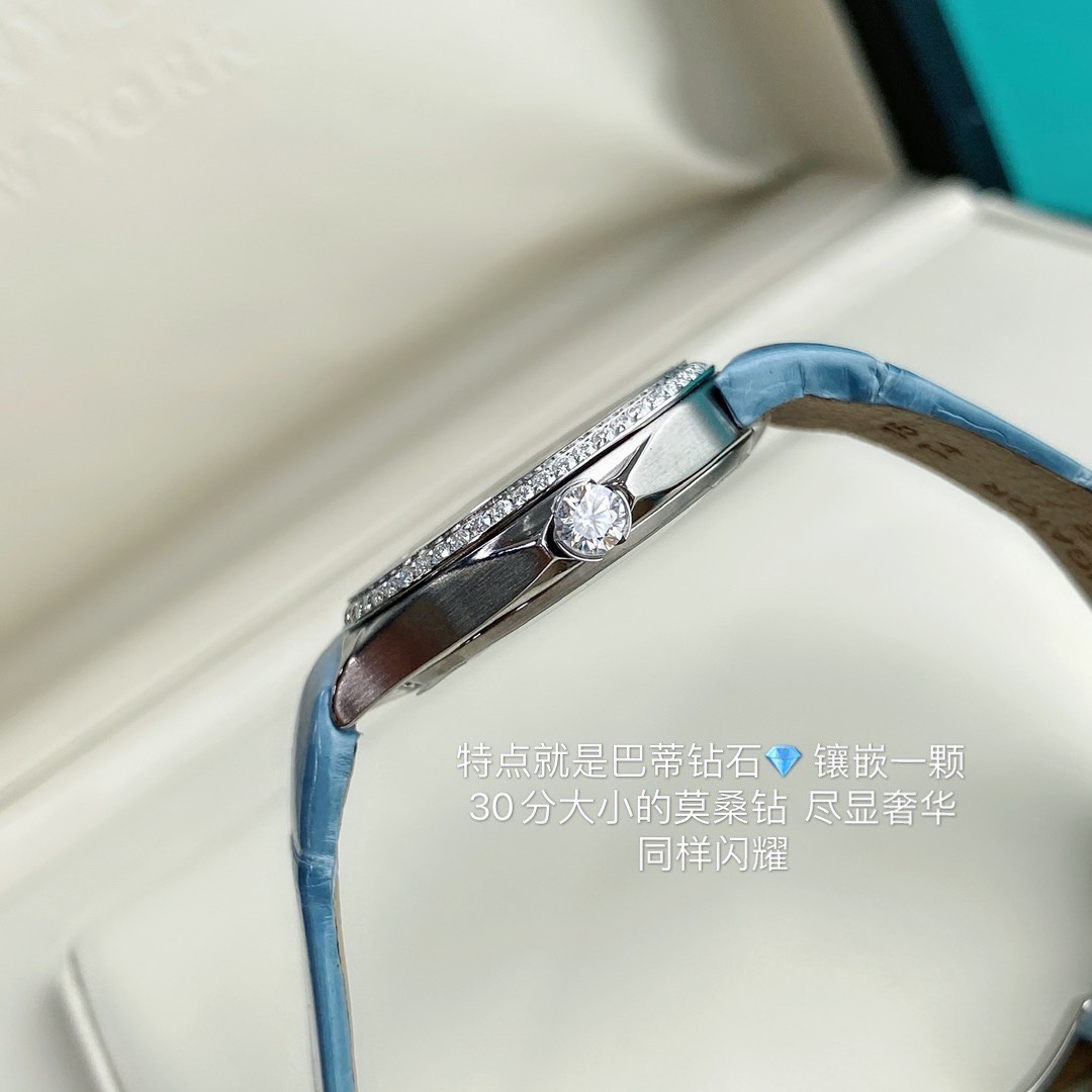 批💰1500 再多的文案都不如一见钟情的心动系！等了将近一年的作品！《蒂芙尼TIFFANY&co.冰蓝色》此颜色是METRO系列的主打色，28mm腕表瑞士原装石英机芯可以验货的原装机芯，外形有点独特耳面异形线条表壳后盖扣子同样采用的间砂工艺部分拉砂部分抛光冰蓝色菊花纹字面，搪瓷工艺4颗方形钻托海外订购回国生产，这个过程就是无限期等待，表带4颗螺丝锁上去的天蓝色美洲鳄鱼皮表带，玻璃：天然蓝宝石防刮花镜面。每支表都是不同编码完全同正品一致钻石用莫桑钻替代，说到莫桑钻肉眼看它跟真钻其实也没有多大的区别，莫桑的火彩明显比真钻要强，硬度及白度接近真钻的99.5%每一颗都能通过验钻笔的测试，大概就是说可以称作合成钻吧，