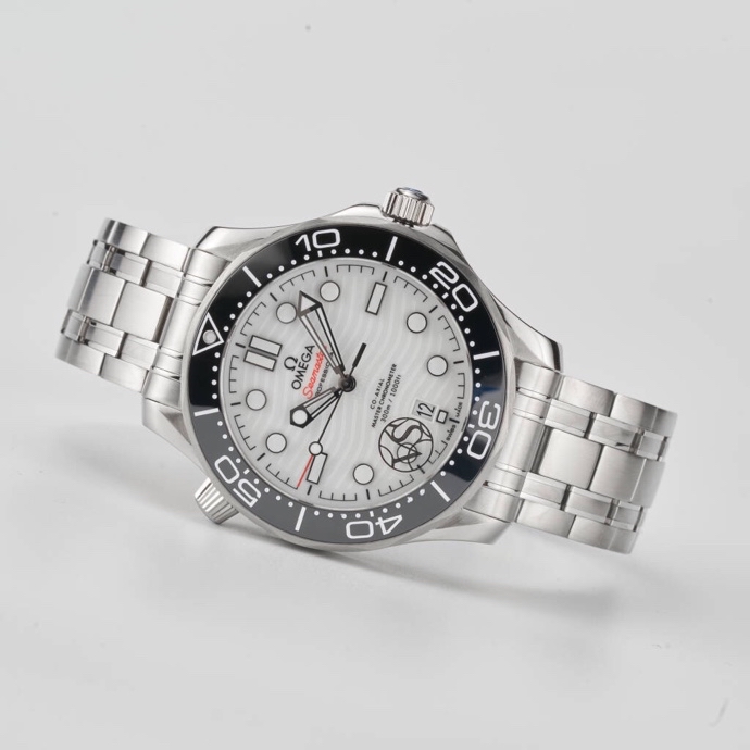 NO:149514,VS Factory OMEGA SEAMASTER Seahorse Series Ocean Universe M Coaxial·Master Cycling Chronometer 42mm 42mm Diving Watch.30.42.20.01.001 local polishing of stainless steel brushed case. The bezel is made of black ceramic and decorated with white enamel diving scale. The word ring scale is not easy to wear and distort. The ratchet countdown bezel rotates counterclockwise one-way. Dome sapphire mirror-plated anti-glare film.  Polished black ceramic dial, laser engraved corrugated pattern, a calendar window at 6 o'clock, hollow hands and embossed hour scales are rhodium-plated, and covered with Super-LumiNova luminous coating, blue-green two-color luminous, minute hand green luminous display with bezel green luminous spots for diving oxygen countdown, multiple waterproof screw-in crowns, can be worn in real diving, conical shape helium escape valve, corrugated edge design transparent watch back movement operation is clearly visible, replica movement, stainless steel brushed strap, strap removal method is the same as the genuine one, the middle independent fixing rod design belt, folding double snaps, belt press fine adjustment extension, wearable deep diving suit open and extended when diving, wearable on the surface of the diving suit, watch diameter 42mm VS factory produced.,,omega19860909VS厂OMEGA欧米茄SEAMASTER海马系列海洋宇宙米m同轴·至臻天文台表42毫米42mm潜水表.30.42.20.01.001精钢拉丝表壳局部抛光处理 表圈采用黑色陶瓷,饰以白色珐琅潜水刻度 字圈刻度不易磨损掉色 棘轮式倒计时表圈逆时针单向转动 穹型蓝宝石镜面镀防眩光膜 抛光黑色陶瓷表盘,激光镌刻波纹图案,6点钟位置设有日历窗口,镂空指针和浮雕小时刻度经镀铑处理,并覆以Super-LumiNova夜光涂层,蓝绿双色夜光,分针绿色夜光显示配合表圈绿色夜光点用于潜水氧气倒计时,多重防水旋入式表冠,可真下海潜水佩戴,圆锥形造型排氦气阀门,波纹边缘设计透明表背机芯运转美态清晰可见,复刻机芯,精钢拉丝表带,表带拆卸方式和正品一样为两侧螺丝,中间独立固定杆设计带,折叠双按扣,带按压微调延展,可穿戴深潜服潜水的时候打开延展佩戴在潜水服表面,表径42mm VS厂出品.,,omega,Watch